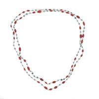 Collar largo con cuentas de esmeraldas y coral.