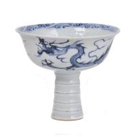 ESCUELA CHINA, SIGLO XX. Copa de tallo siguiendo modelos de