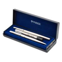 Pluma estilográfica y bolígrafo.