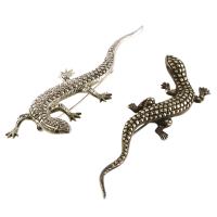Pareja de broches en forma de lagarto.