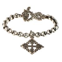 Pulsera mallorquina con colgante de la cruz de malta.