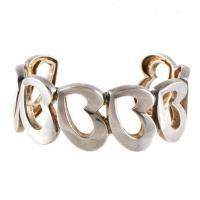 Brazalete rígido con formas de corazones.