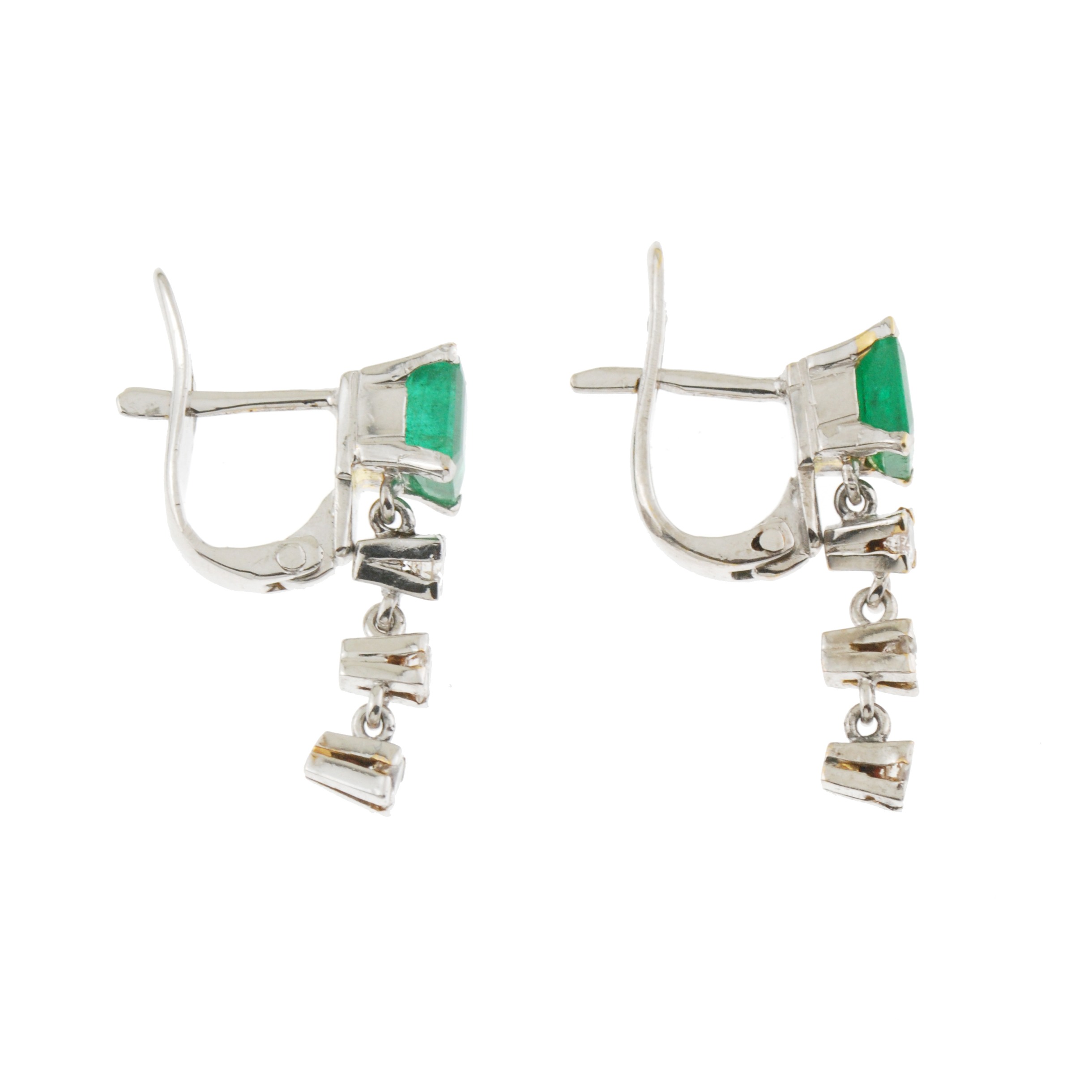 PENDIENTES CON DIAMANTES Y ESMERALDAS.