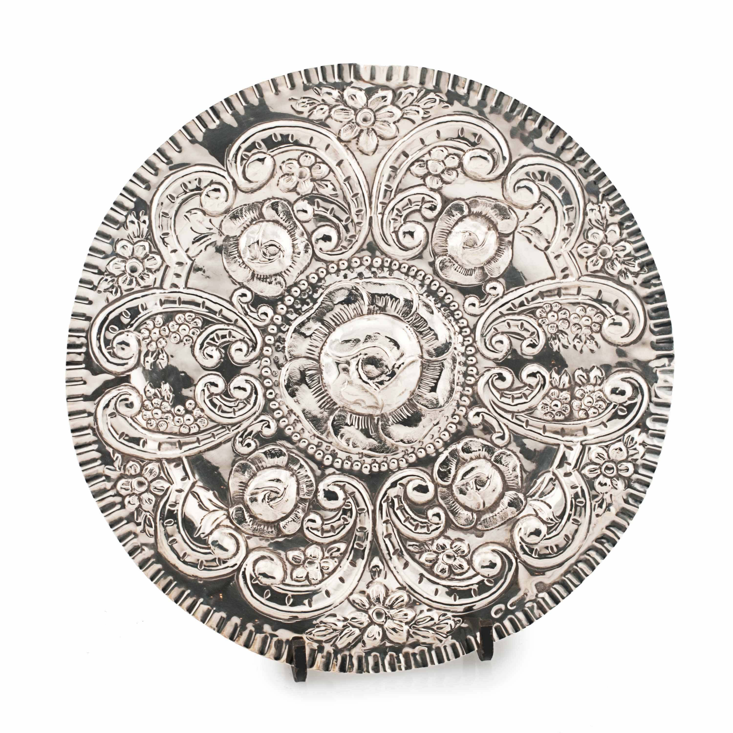 BANDEJA ORNAMENTAL ESPAÑOLA EN PLATA, PPS. SIGLO XX. 