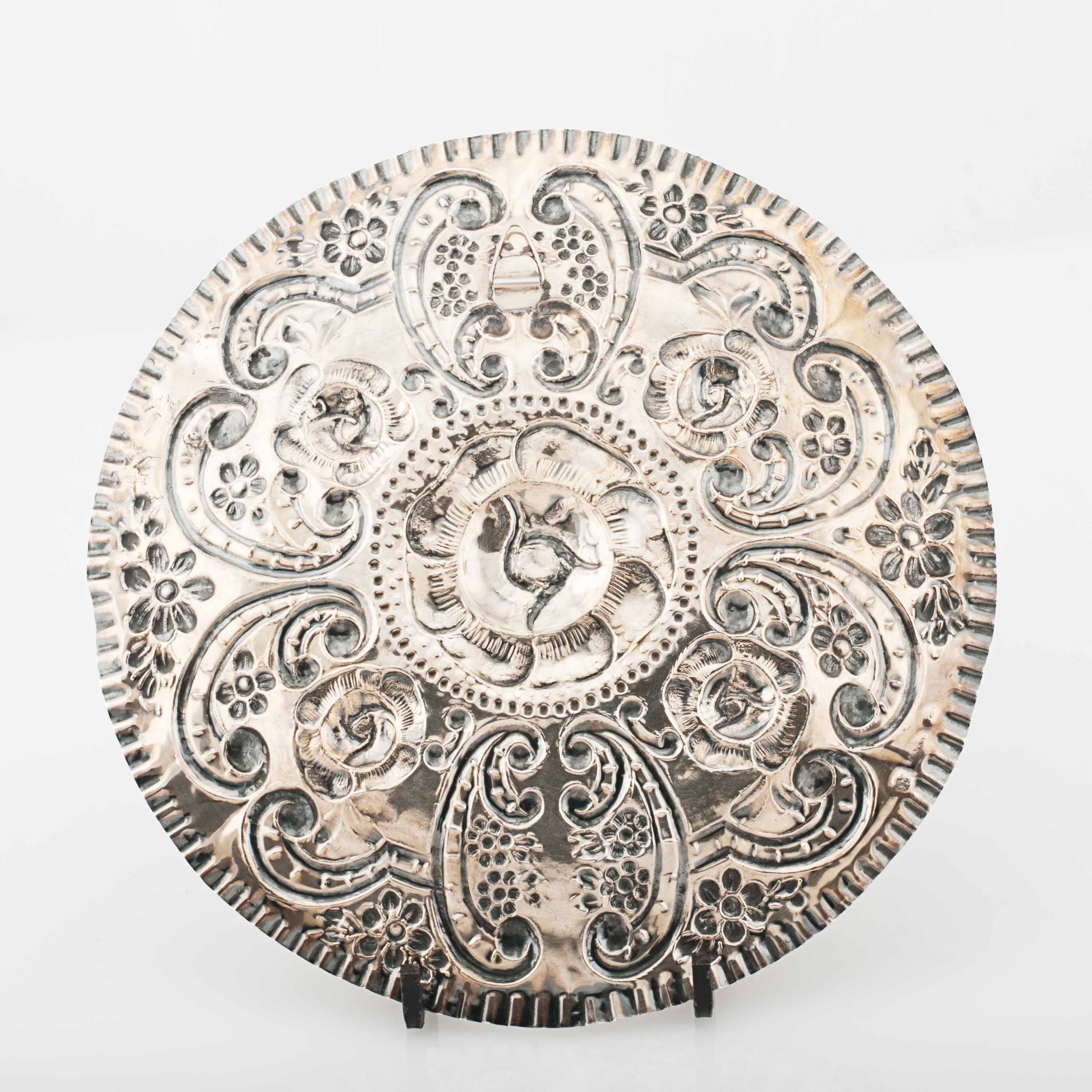 BANDEJA ORNAMENTAL ESPAÑOLA EN PLATA, PPS. SIGLO XX. 