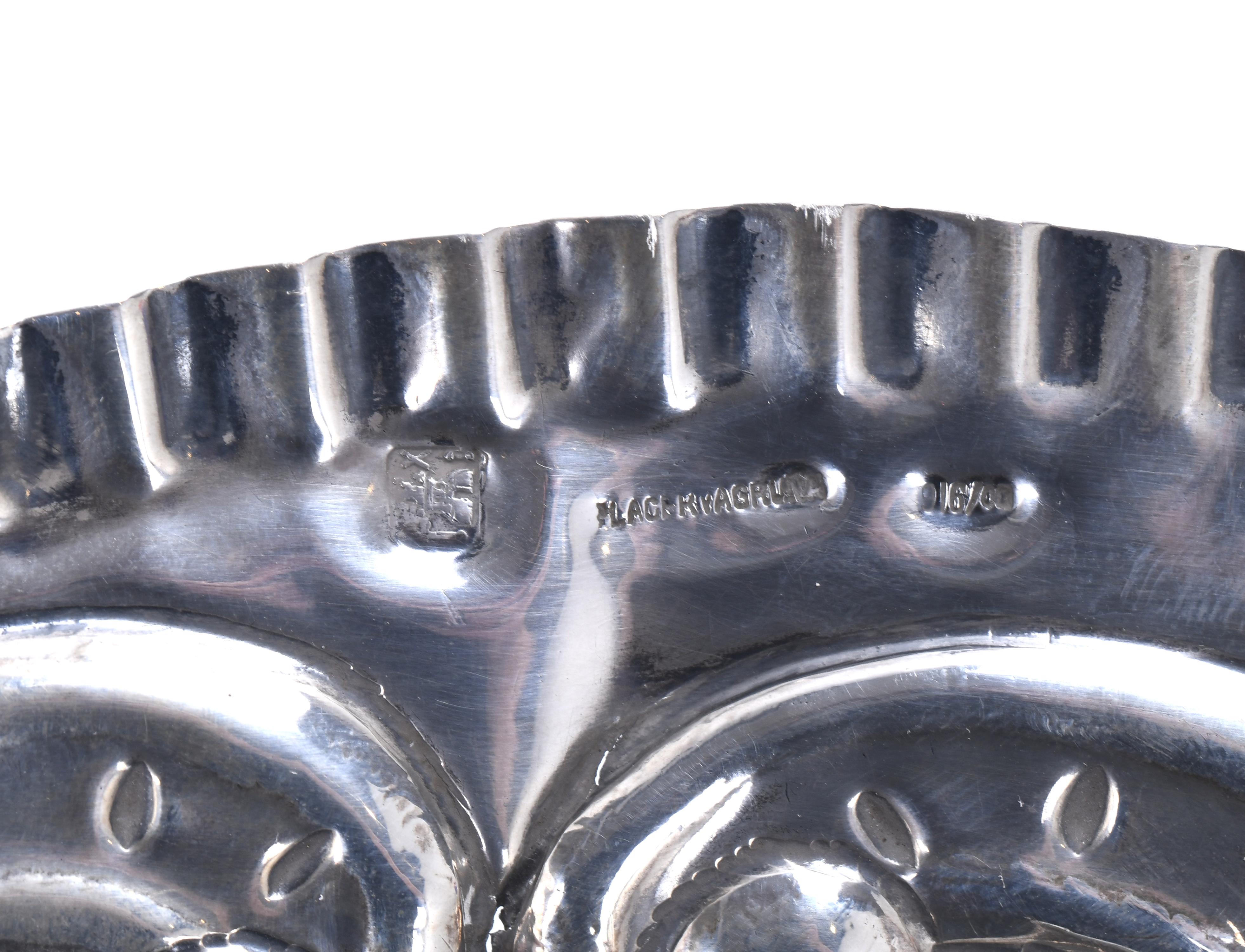 BANDEJA ORNAMENTAL ESPAÑOLA EN PLATA, PPS. SIGLO XX. 