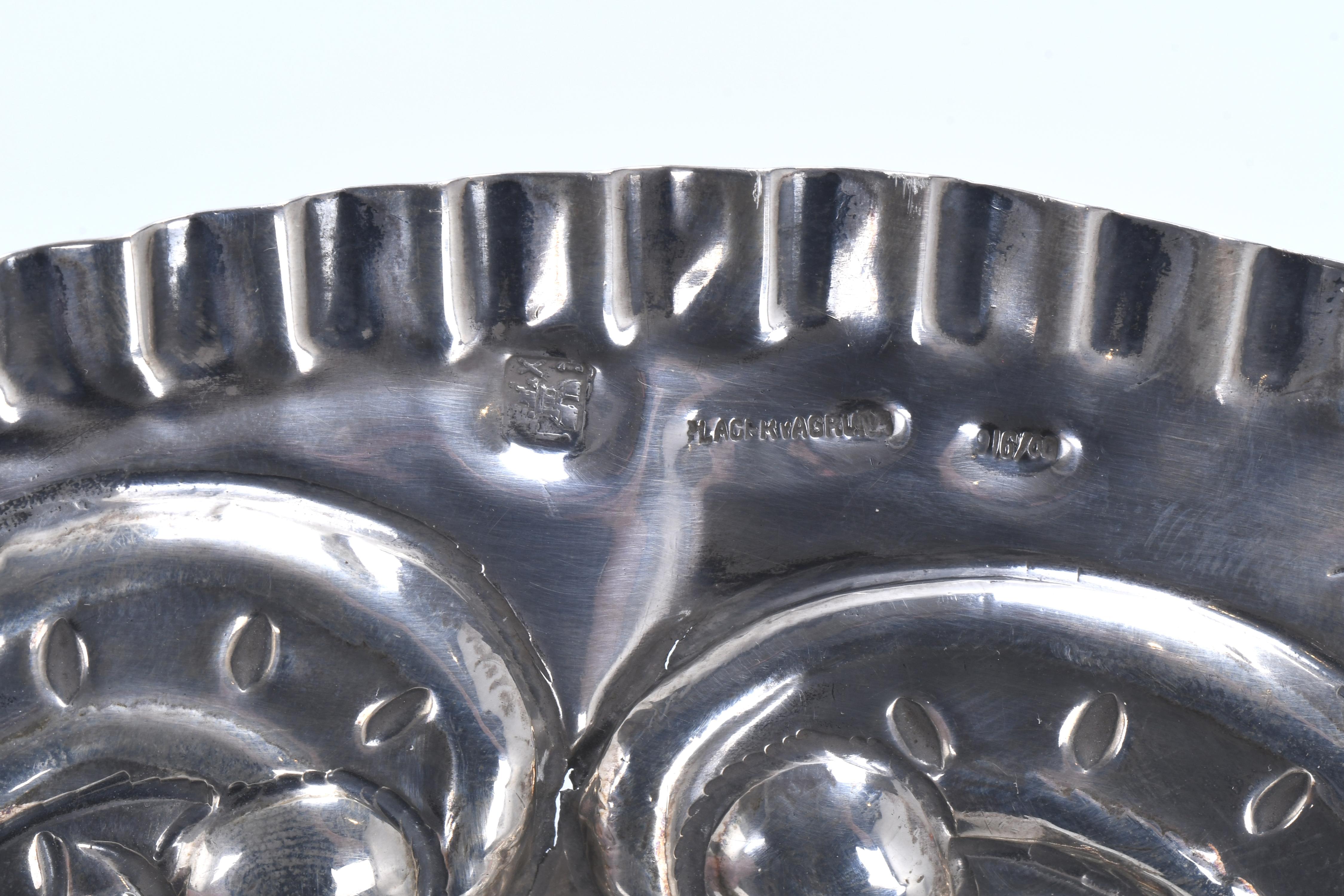 BANDEJA ORNAMENTAL ESPAÑOLA EN PLATA, PPS. SIGLO XX. 