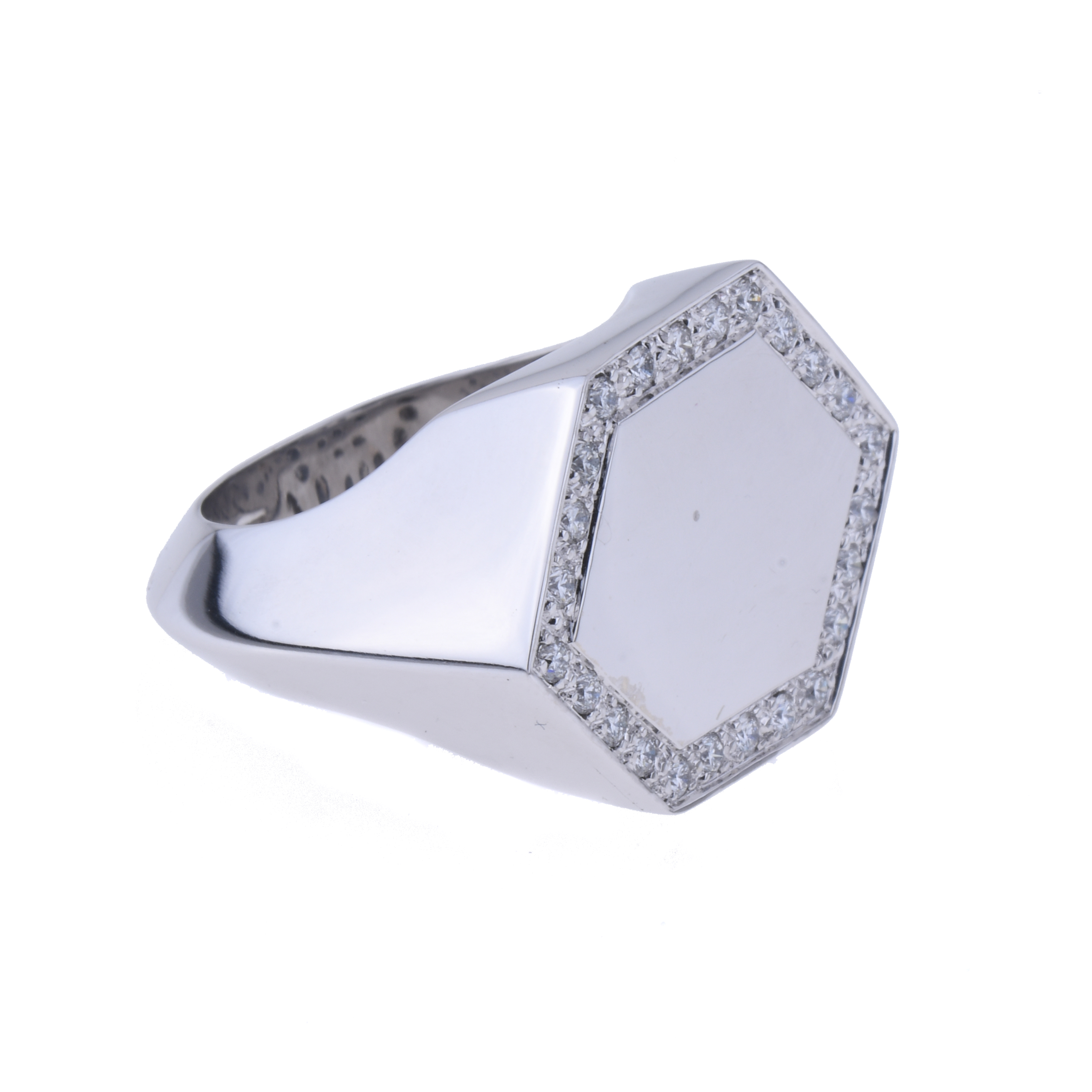 Sortija tipo sello hexagonal con diamantes.