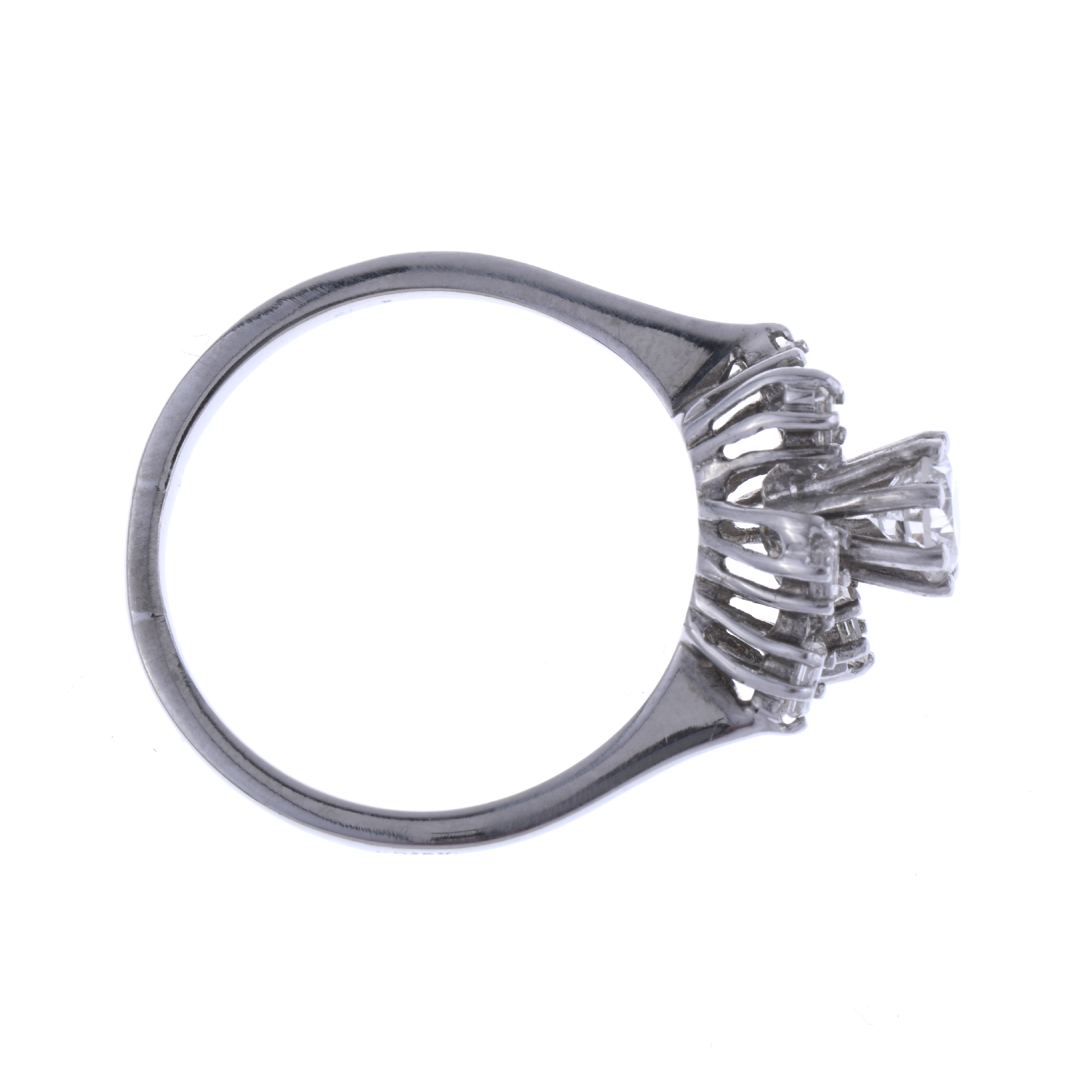 Sortija con diamantes.