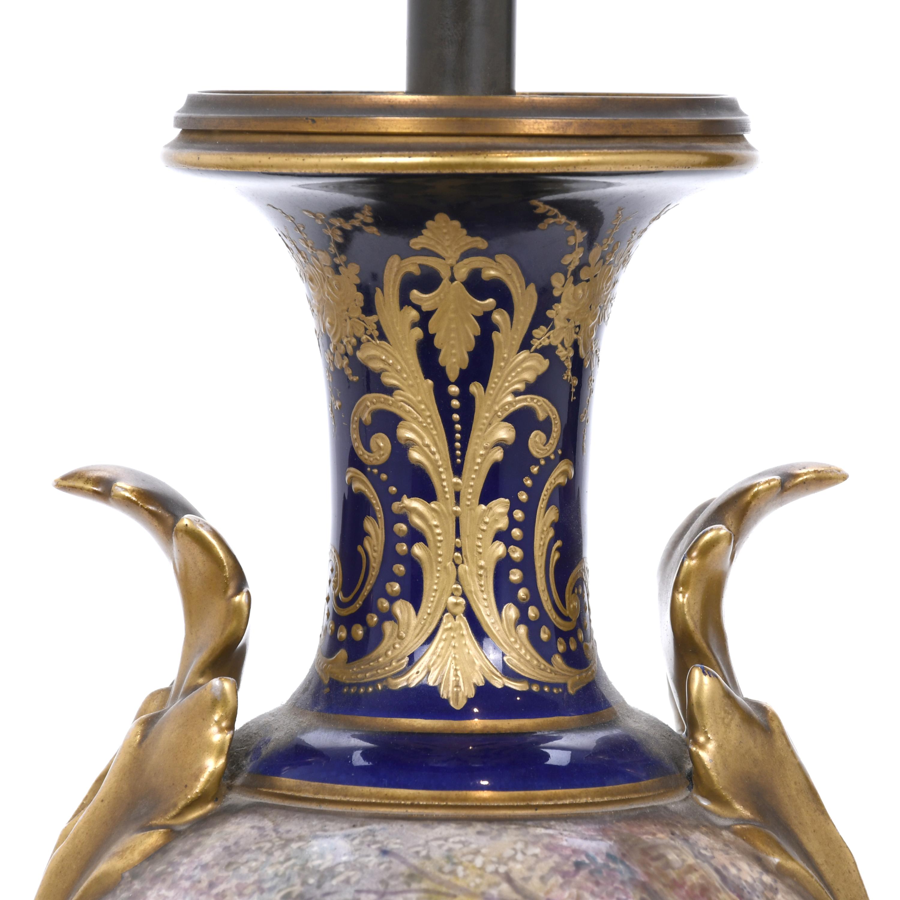 JARRÓN EN PORCELANA ESTILO SÈVRES ELECTRIFICADO. SIGLO XIX. 