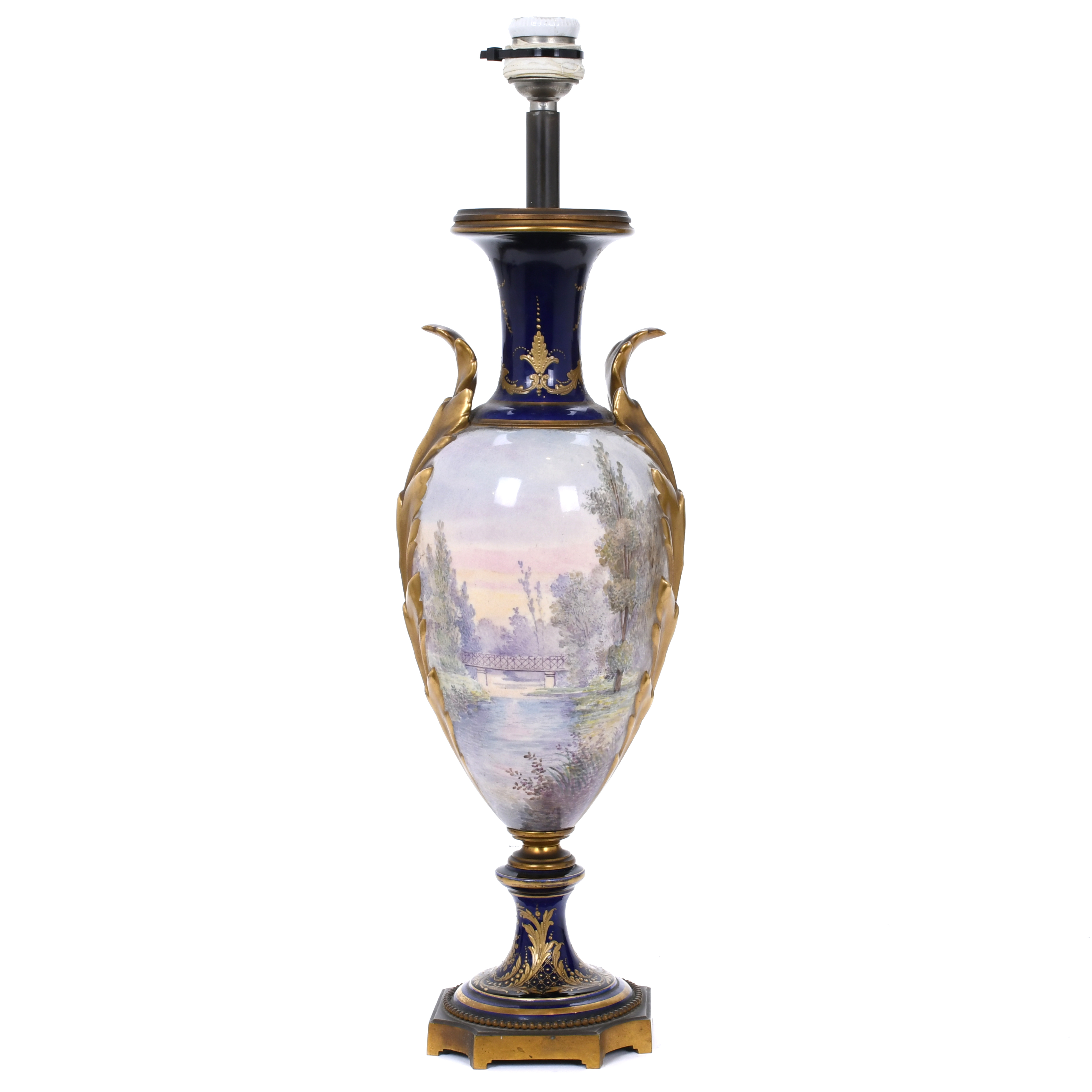JARRÓN EN PORCELANA ESTILO SÈVRES ELECTRIFICADO. SIGLO XIX. 