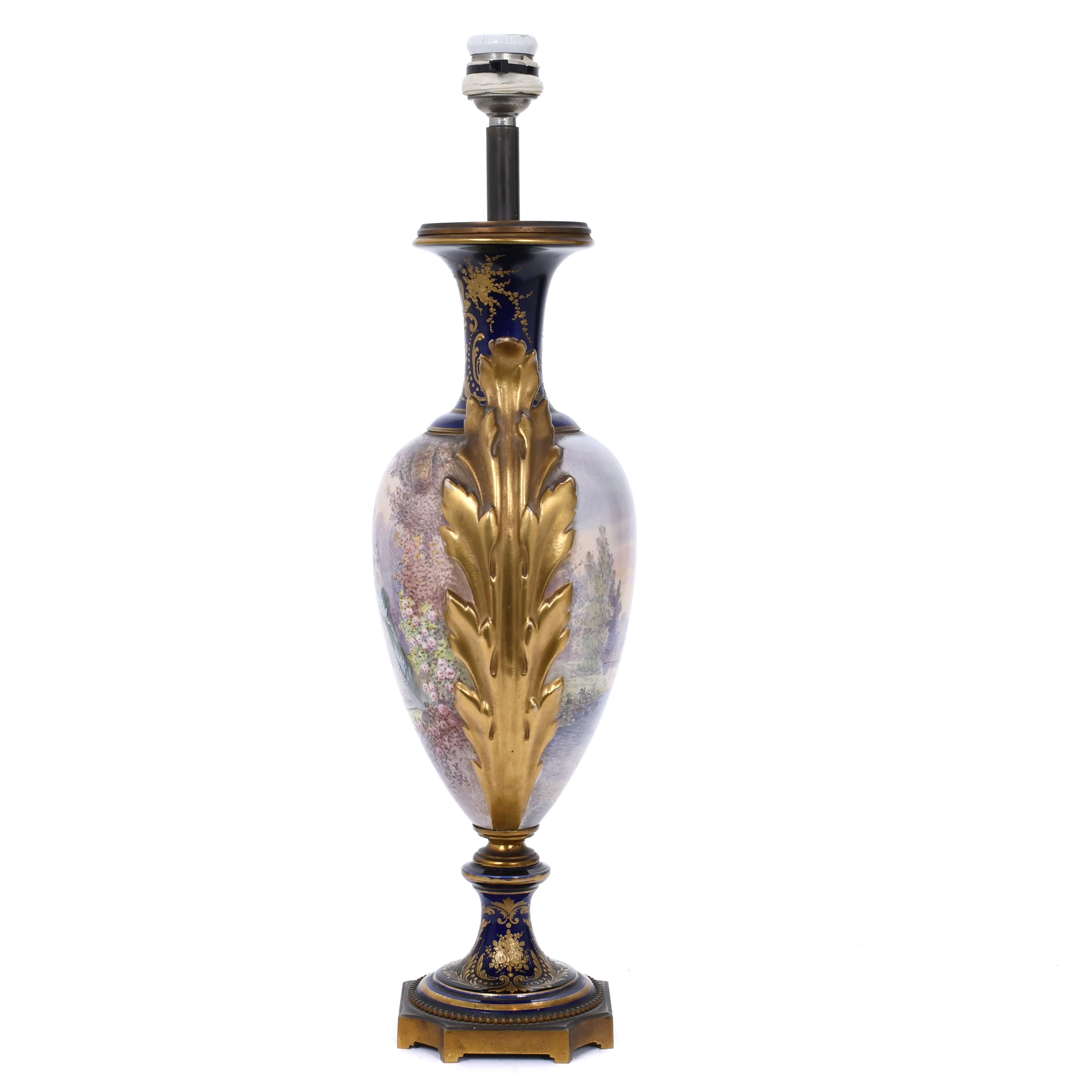 JARRÓN EN PORCELANA ESTILO SÈVRES ELECTRIFICADO. SIGLO XIX. 