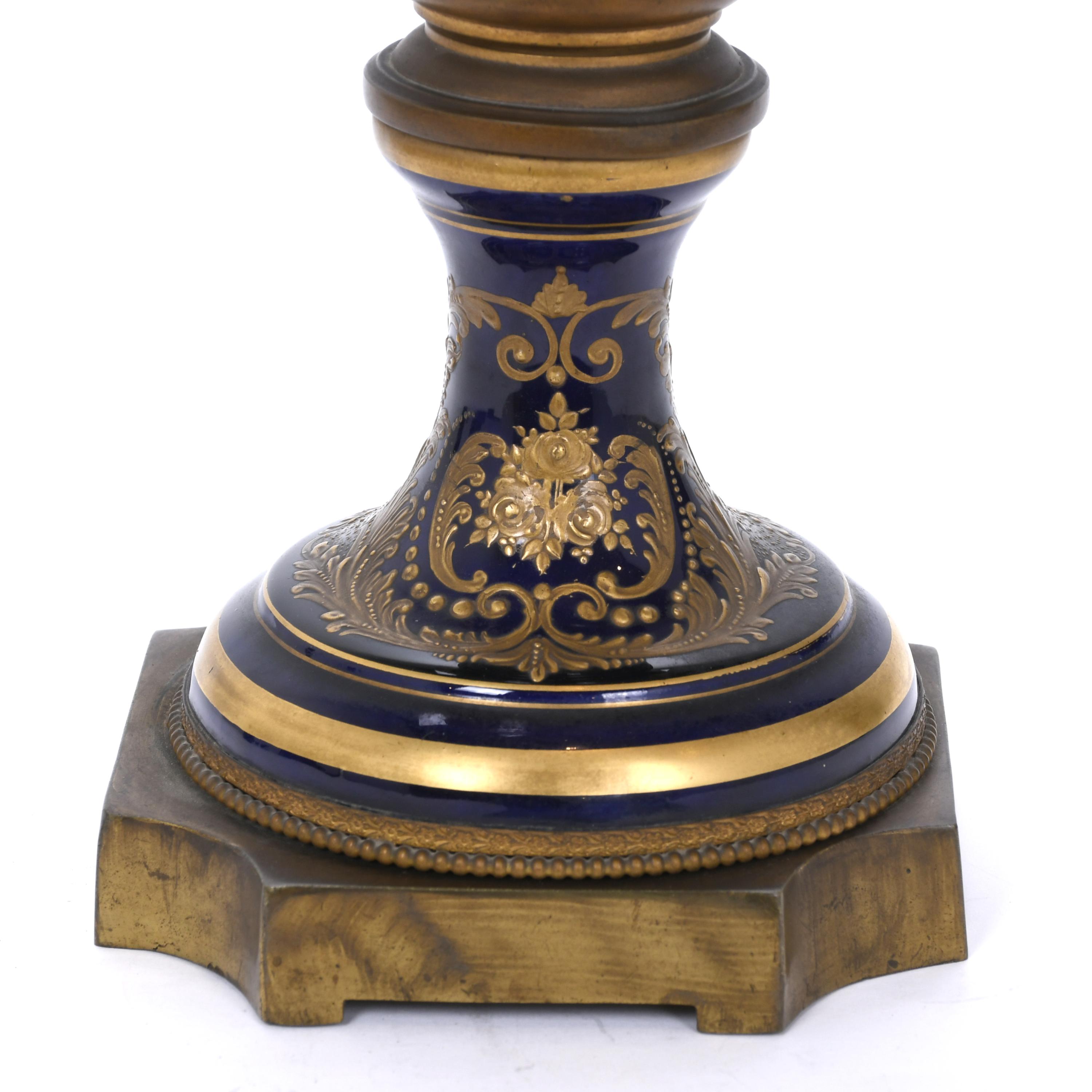 JARRÓN EN PORCELANA DE SÈVRES. SIGLO XIX.