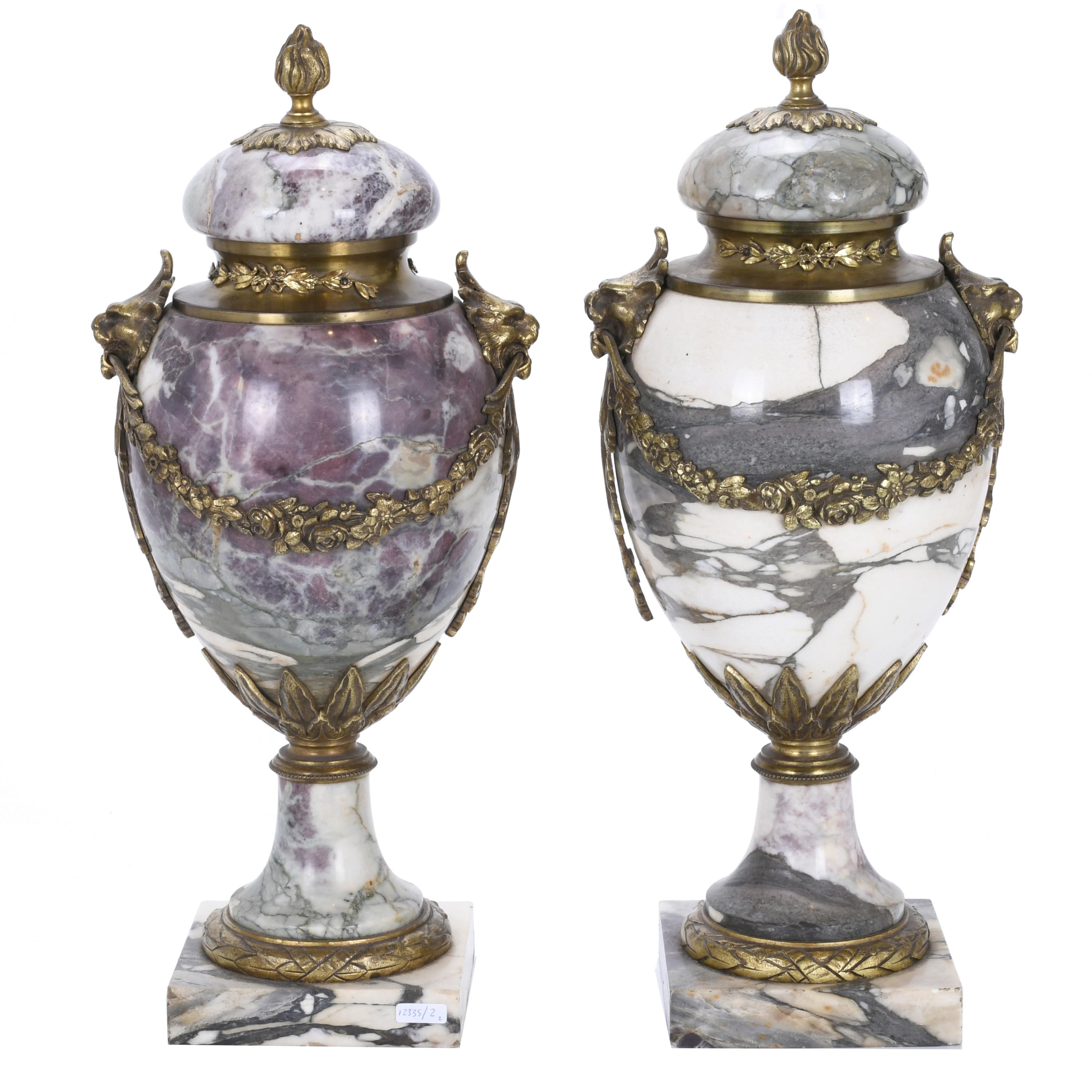 PAREJA DE COPAS DECORATIVAS ESTILO LUIS XVI, FIN. SIGLO XIX