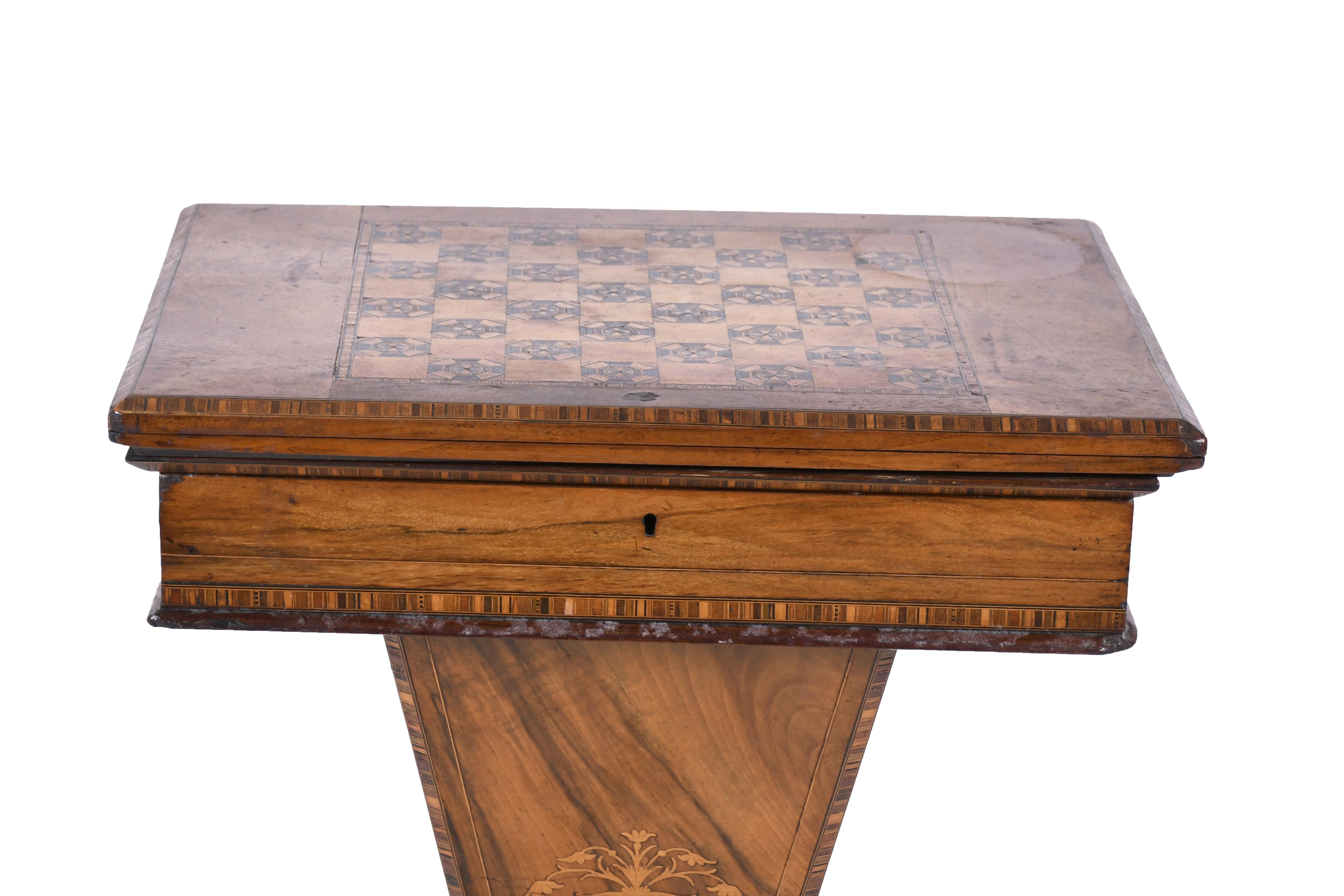 MESA DE JUEGO-COSTURERO VICTORIANO, SIGLO XIX. 