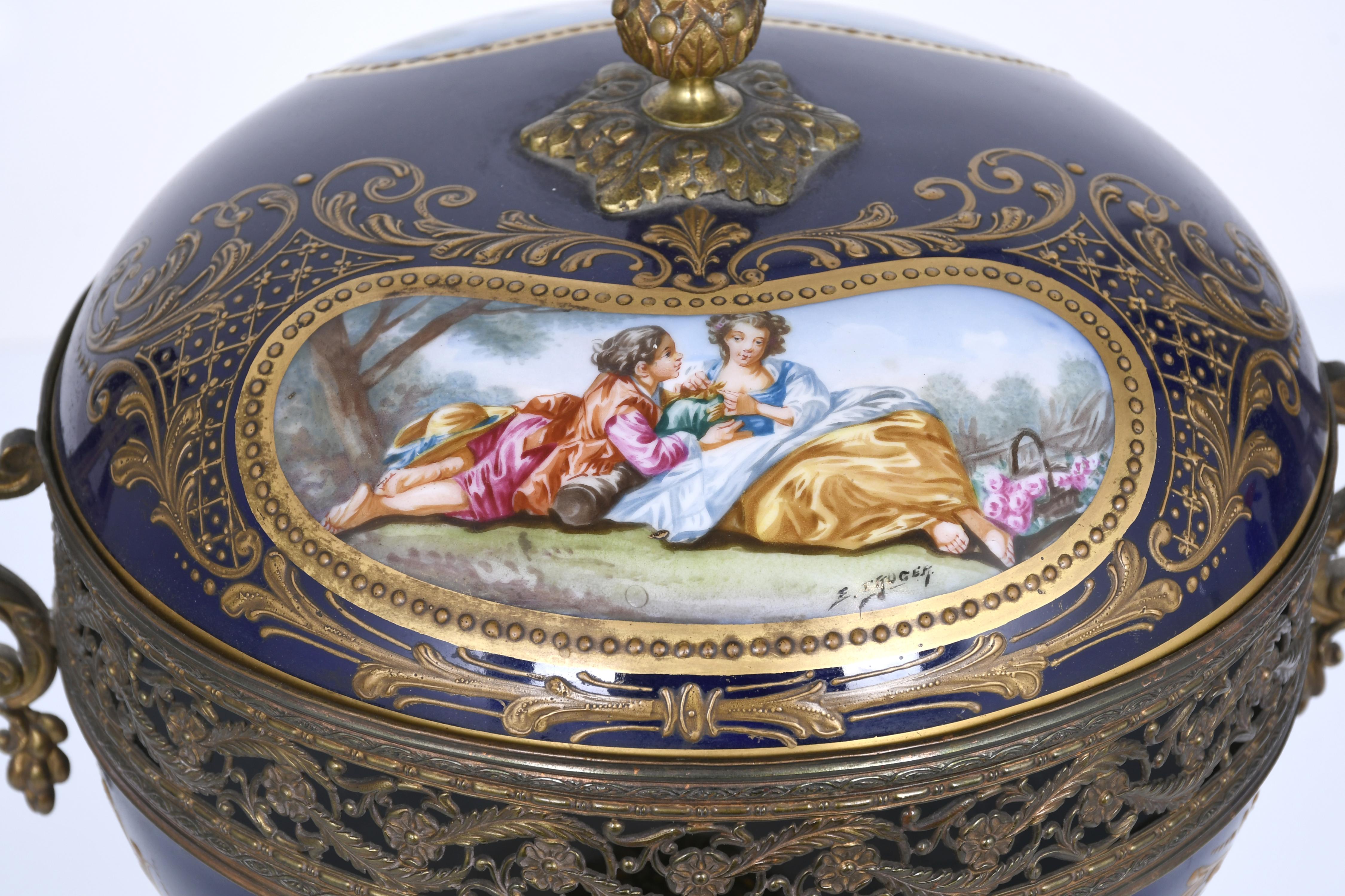 CENTRO DE MESA EN PORCELANA DE SÈVRES, ESTILO NAPOLEON III,