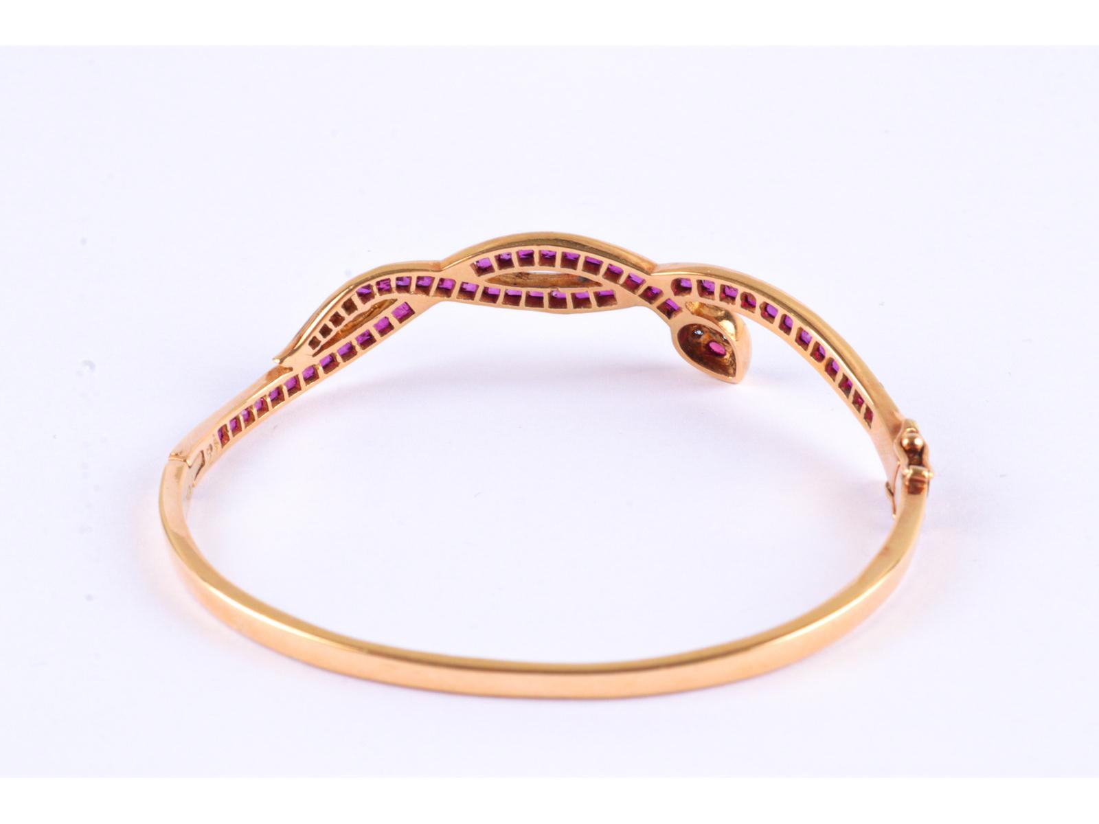 PULSERA ESCLAVA FORMANDO SERPIENTE CON RUBÍES Y DIAMANTES.