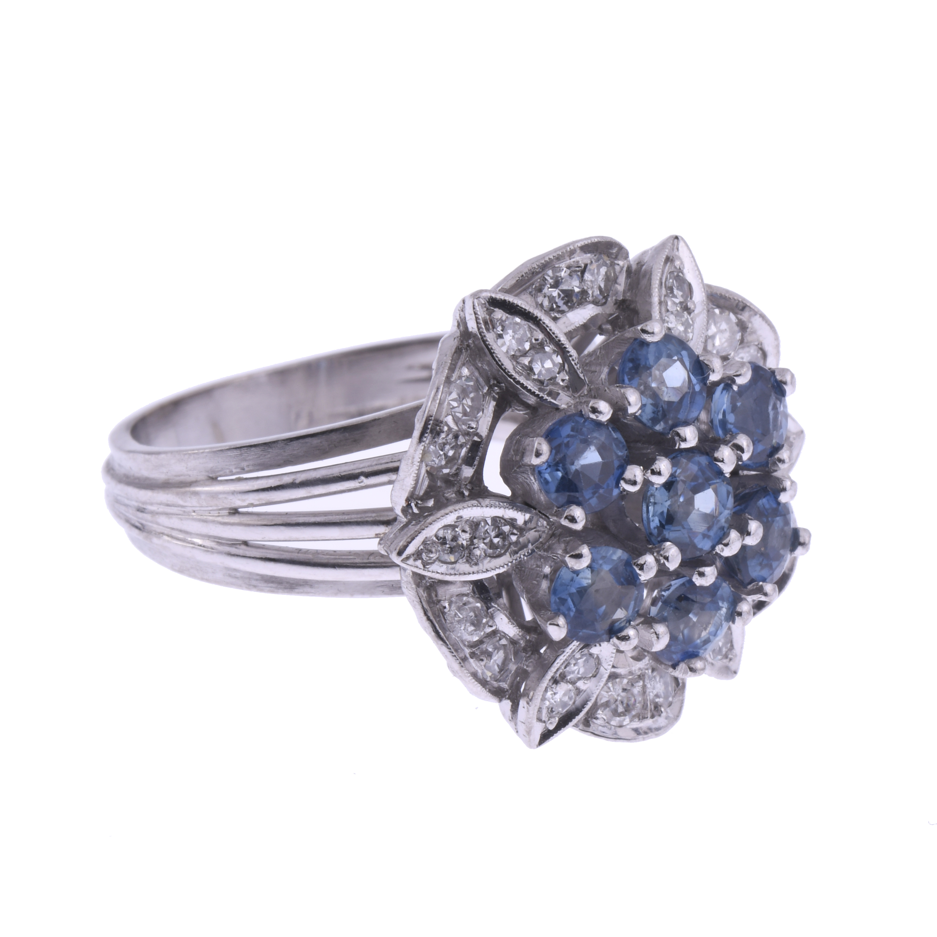 GRAN ANILLO FLORAL CON ZAFIROS Y DIAMANTES.