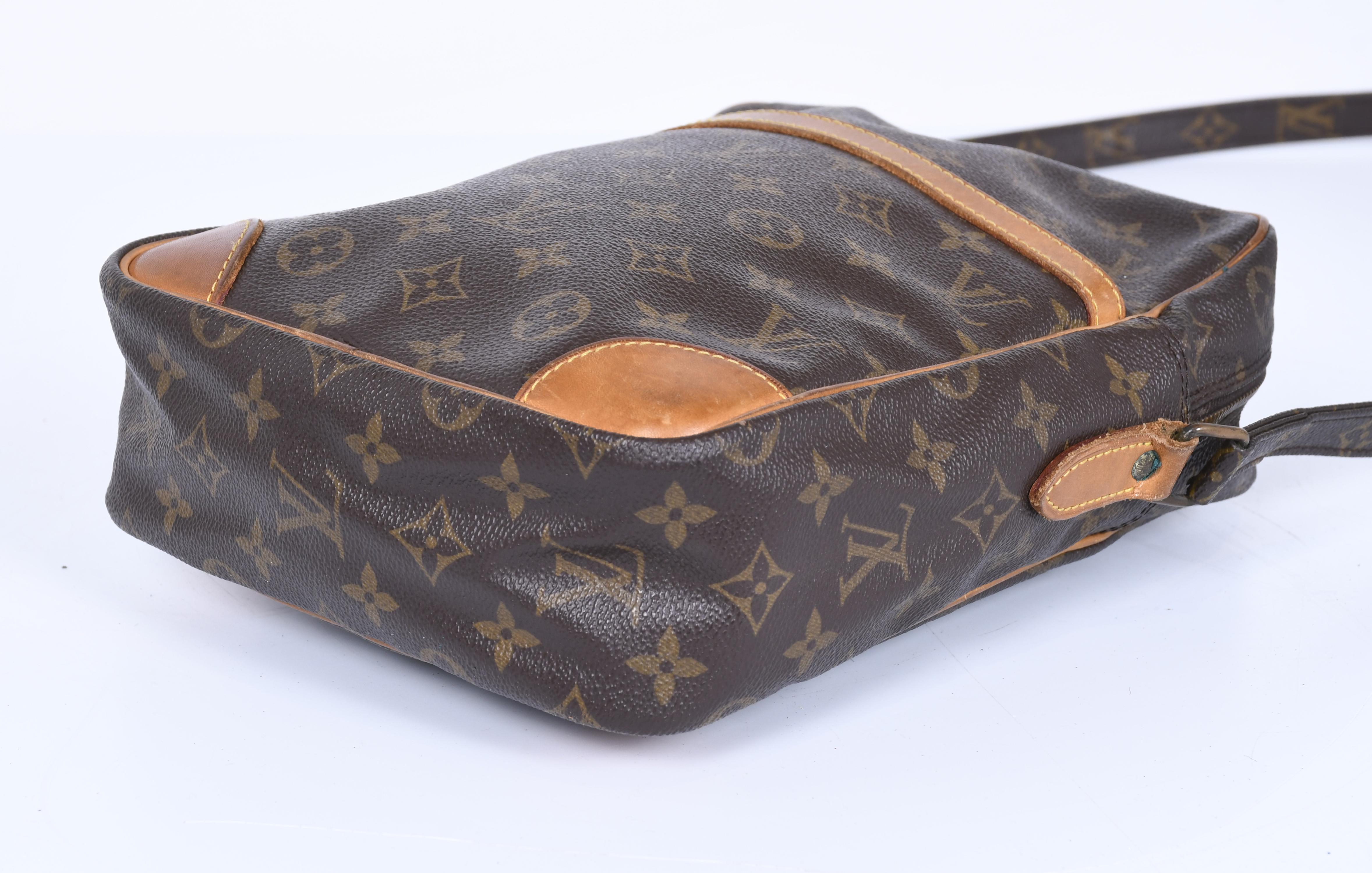 LOUIS VUITTON. BOLSA DE HOMBRO MODELO "DANUBE", CIRCA 1990. 