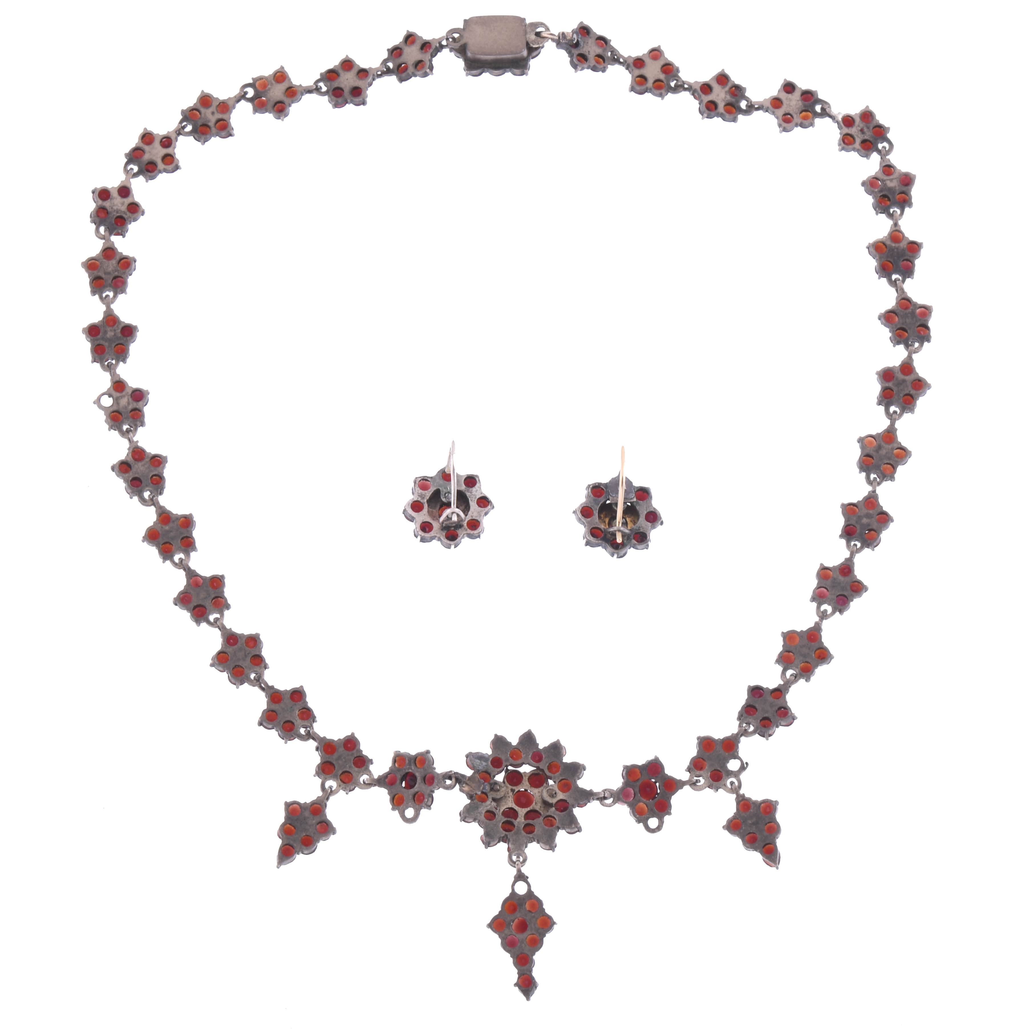 CONJUNTO DE GARGANTILLA Y PENDIENTES CON GRANATES, CIRCA 19