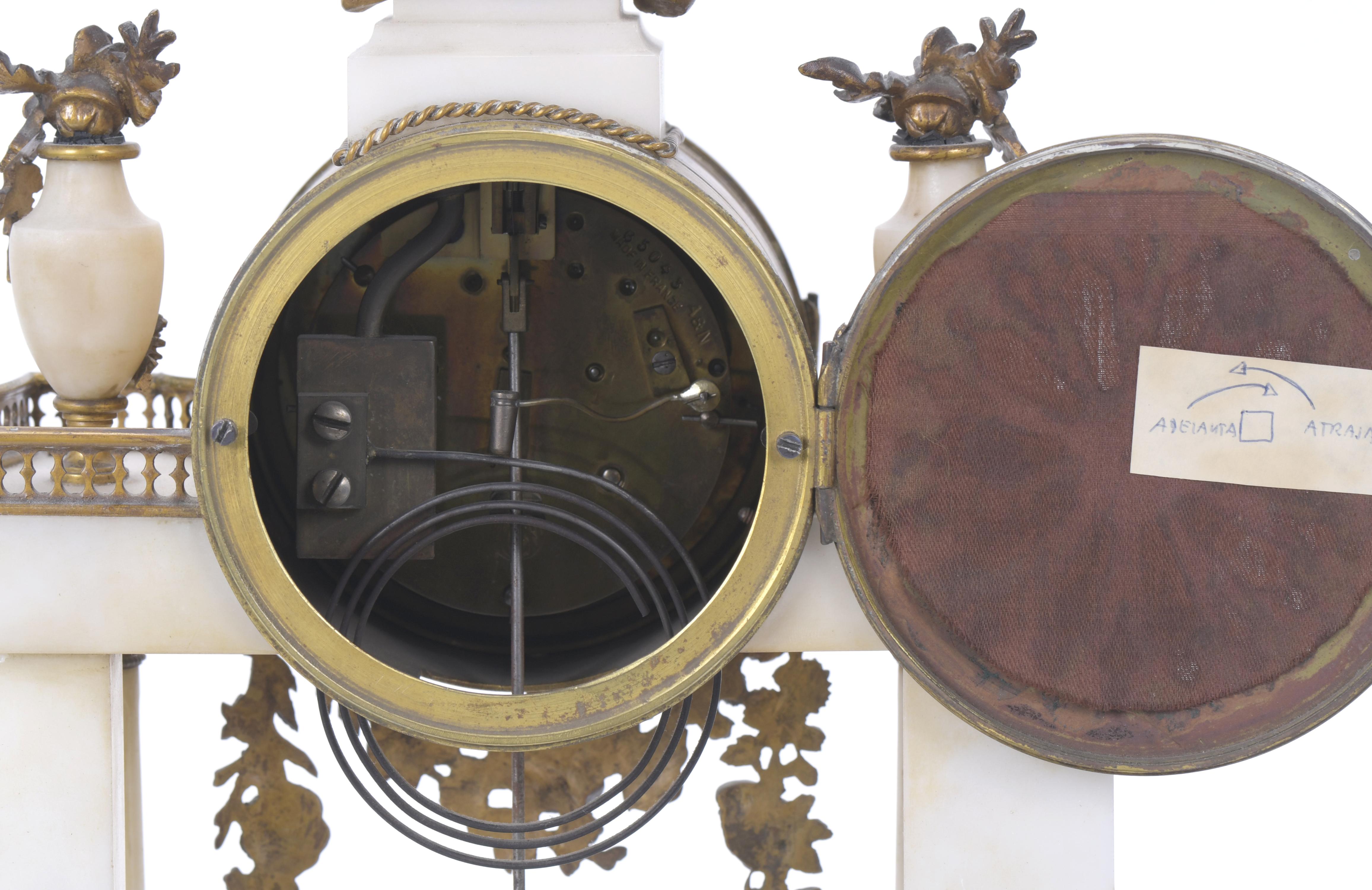 RELOJ DE SOBREMESA EN PÓRTICO NAPOLEÓN III.