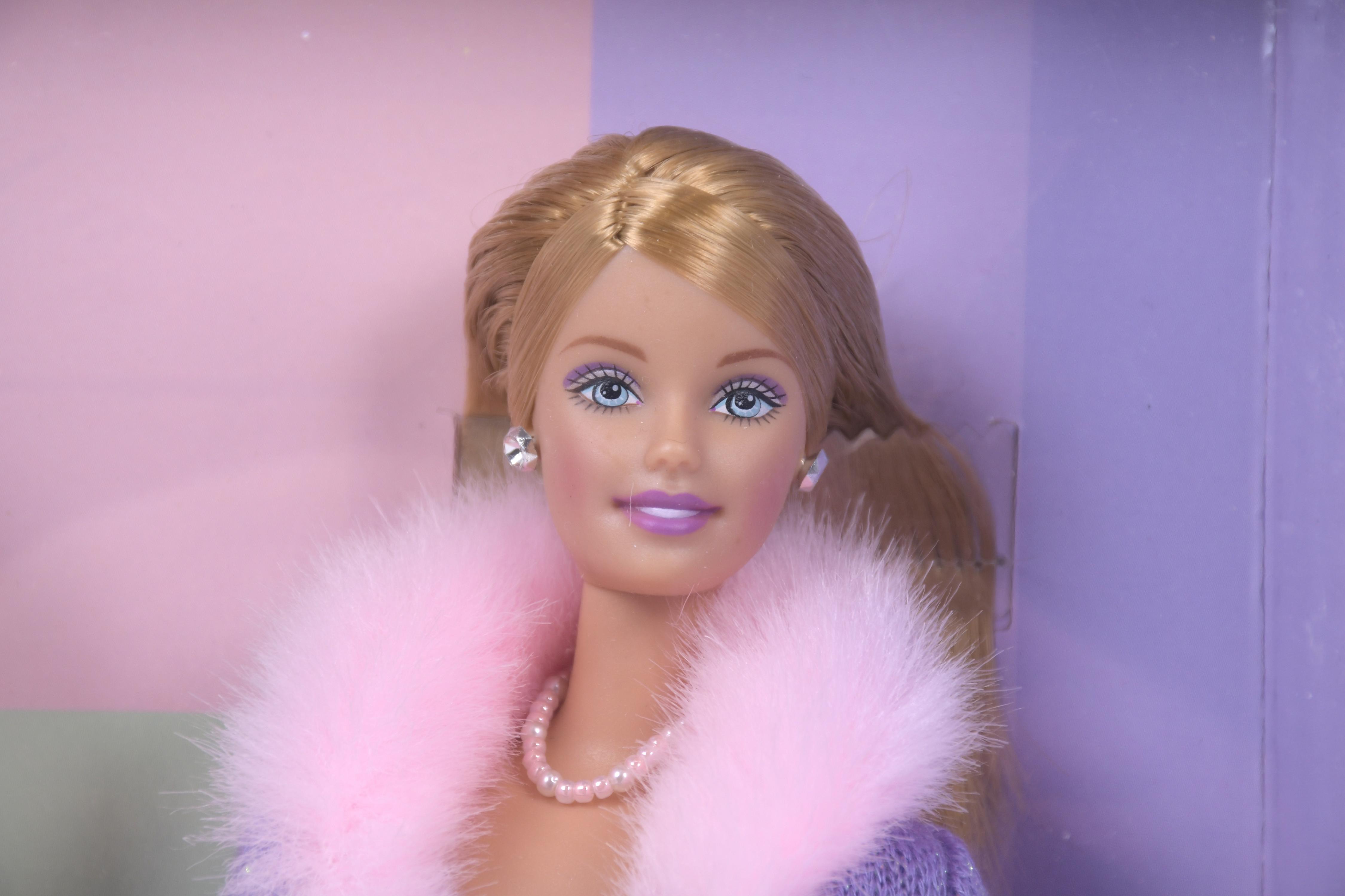 MATTEL. MUÑECA BARBIE MODELO "PARIS", 1999.