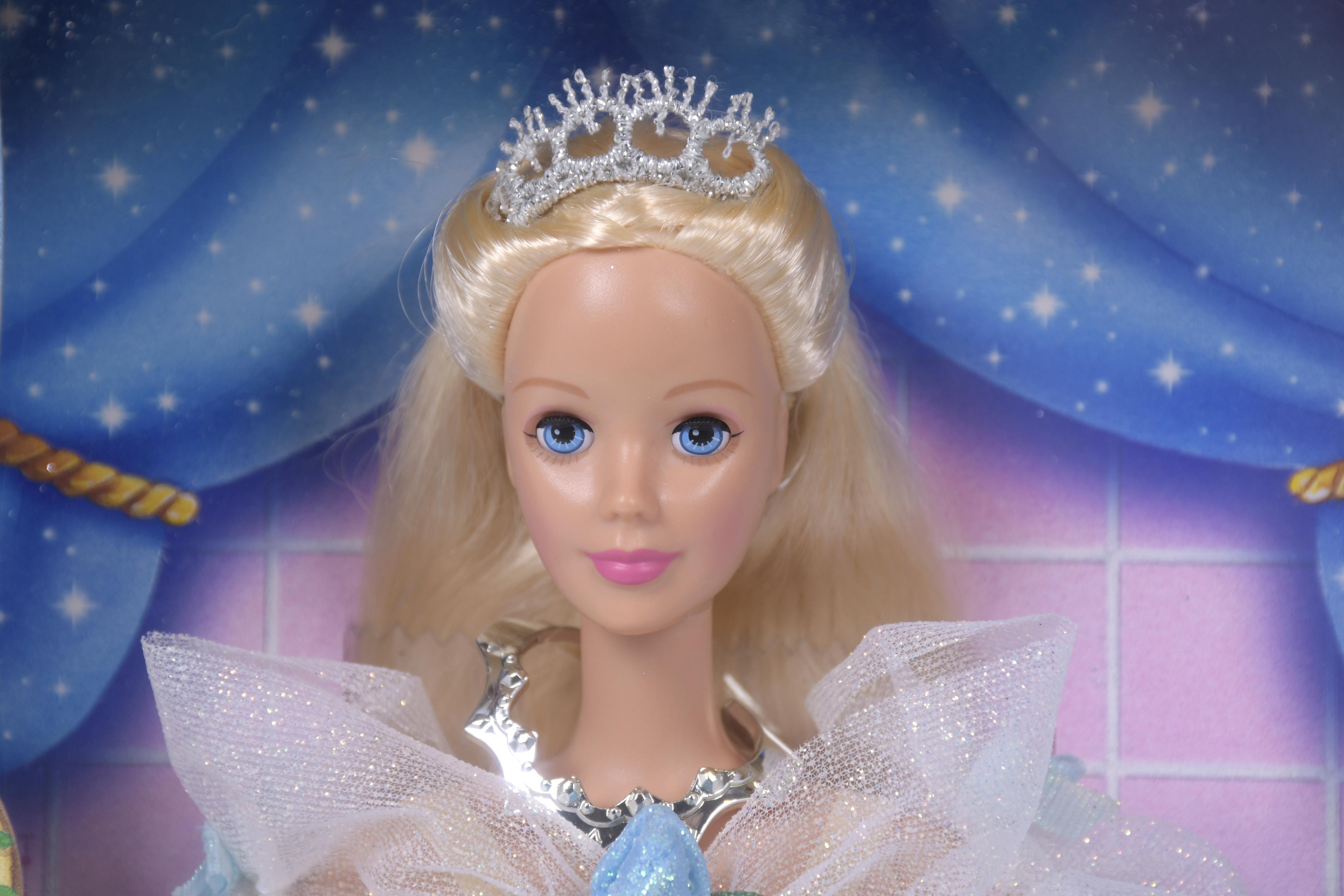 MATTEL. MUÑECA BARBIE MODELO "SLEEPING BEAUTY BARBIE", 1998