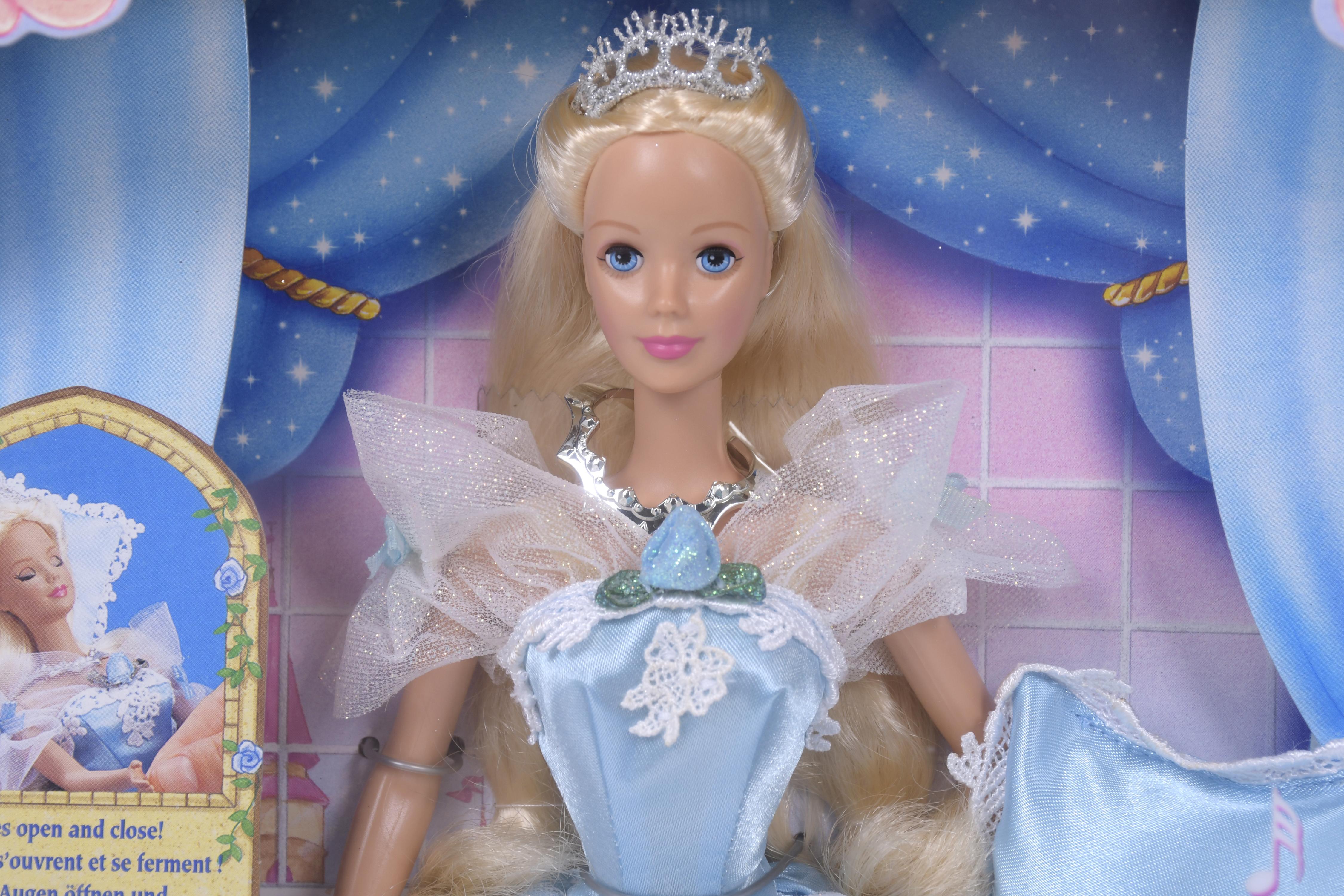 MATTEL. MUÑECA BARBIE MODELO "SLEEPING BEAUTY BARBIE", 1998