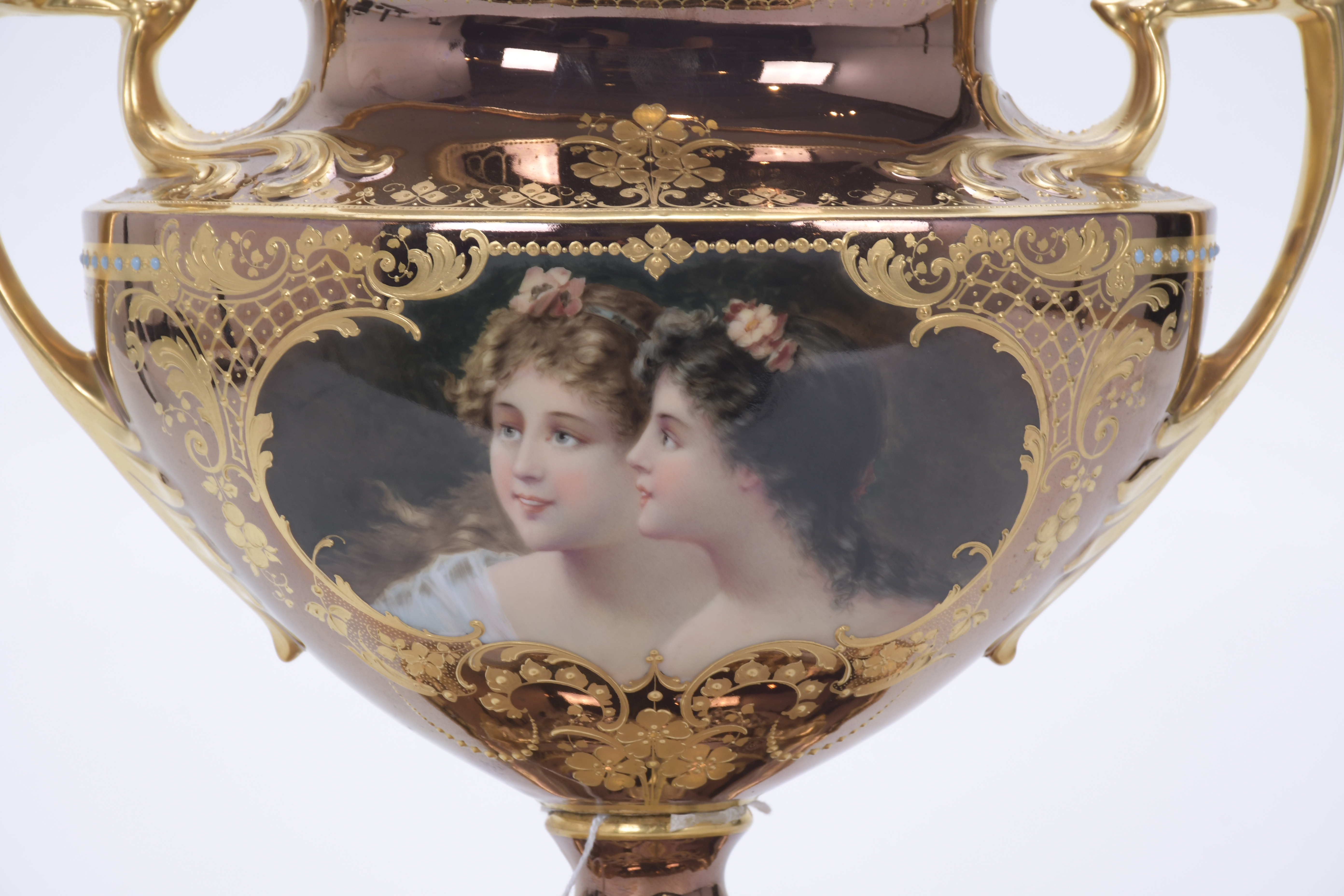 CENTRO DE MESA EN PORCELANA AUSTRÍACA, SIGLO XX.