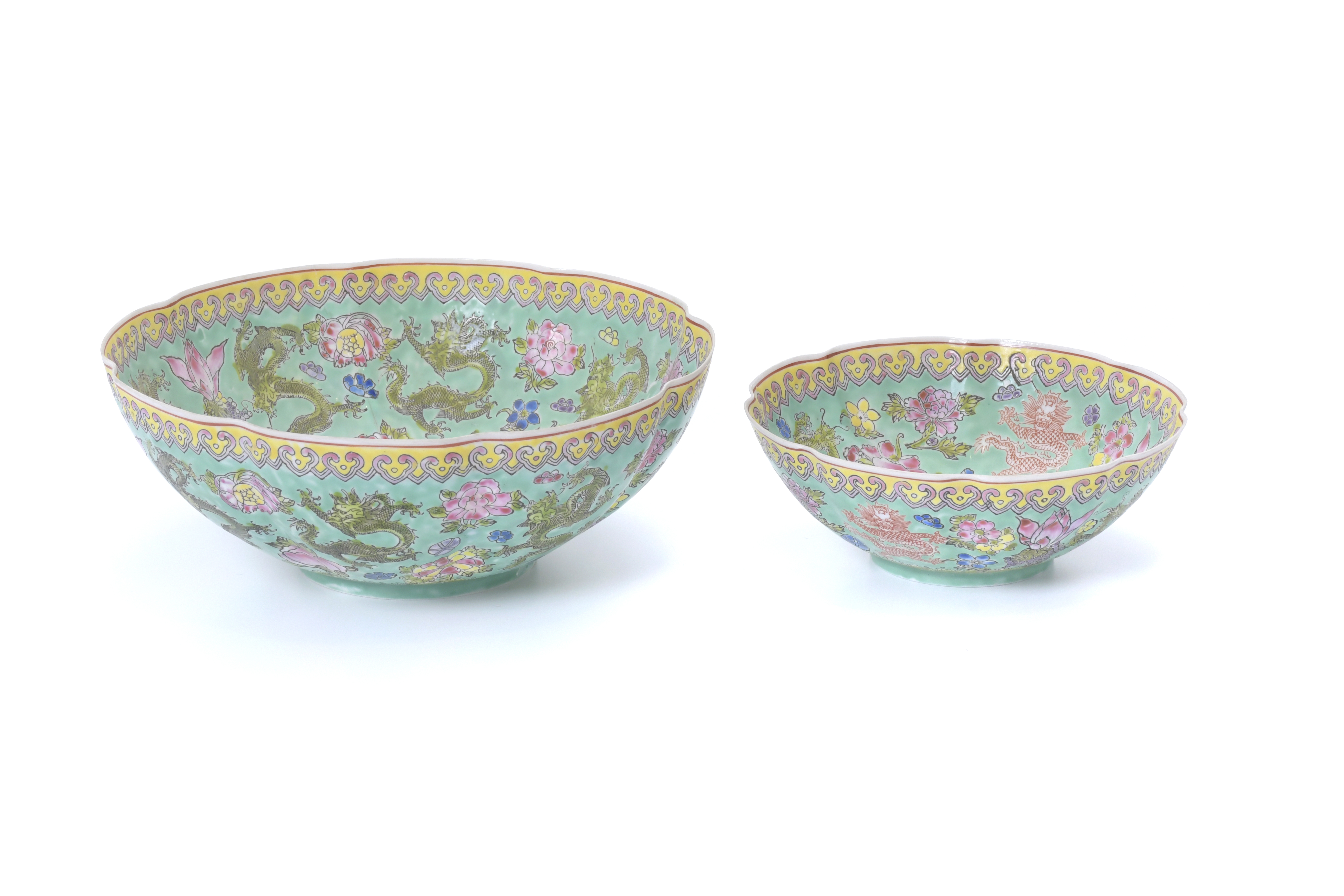 ESCUELA CHINA, PPS. SIGLO XX. Pareja de boles en porcelana 