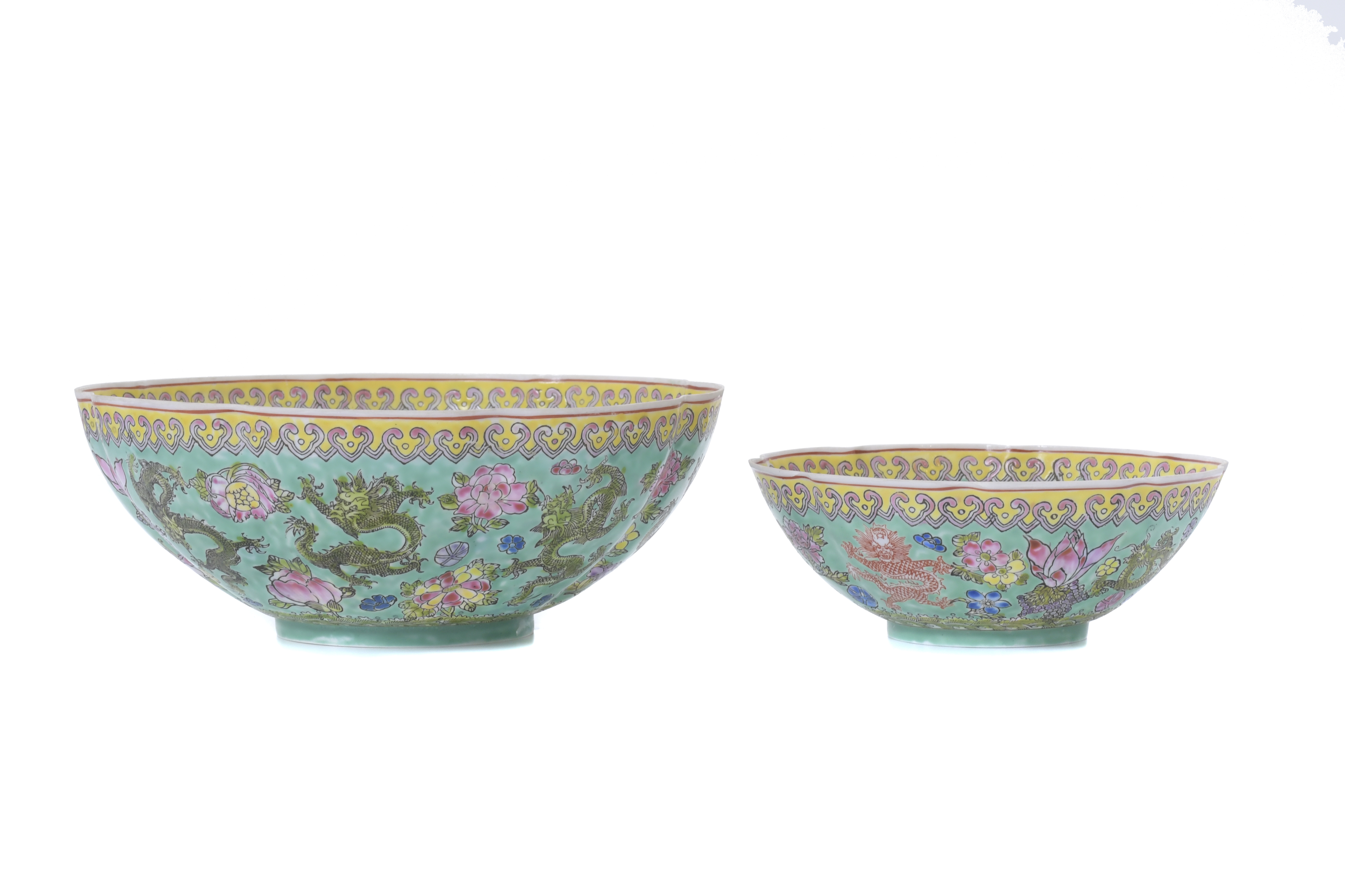 ESCUELA CHINA, PPS. SIGLO XX. Pareja de boles en porcelana 