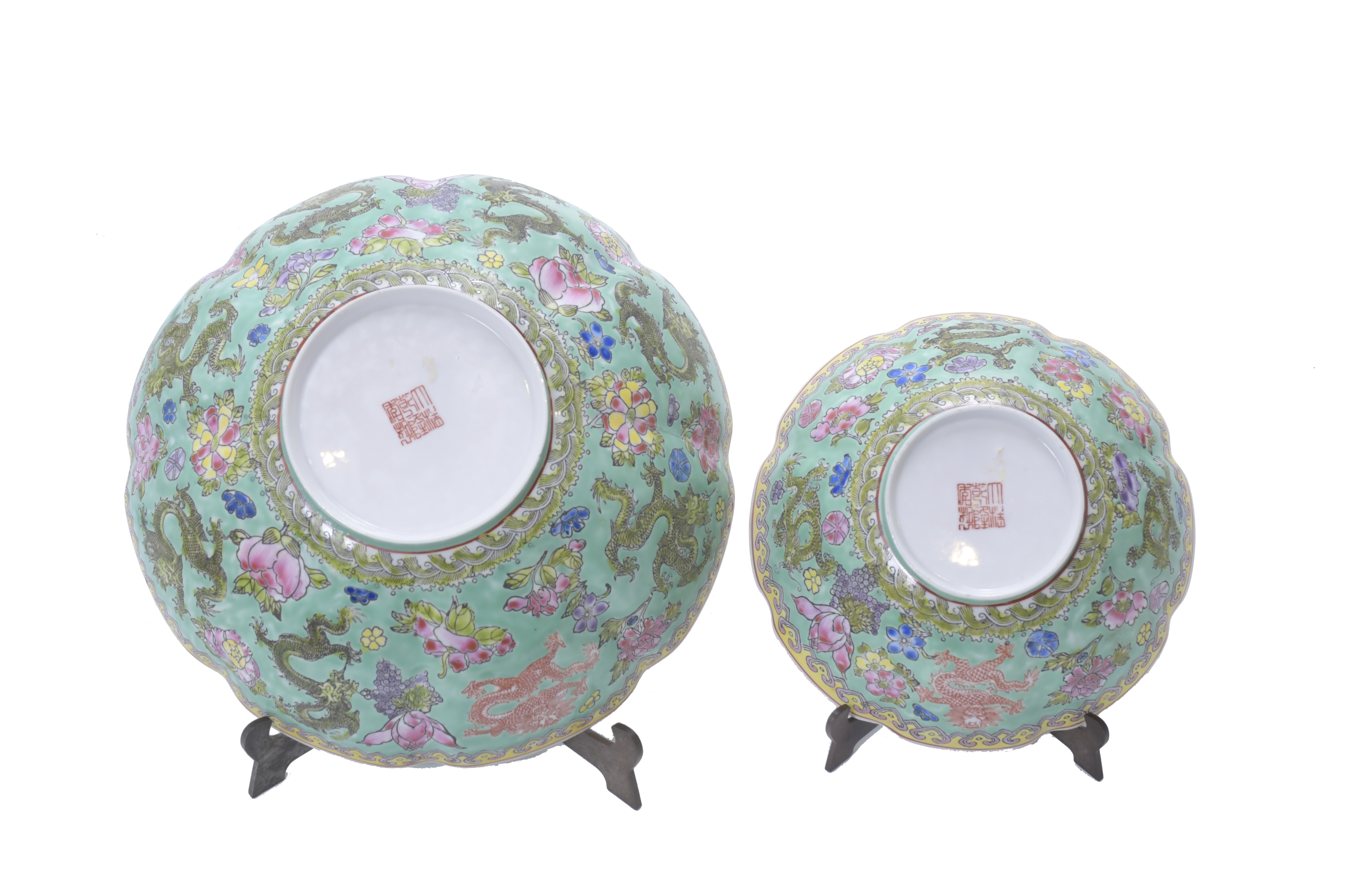 ESCUELA CHINA, PPS. SIGLO XX. Pareja de boles en porcelana 