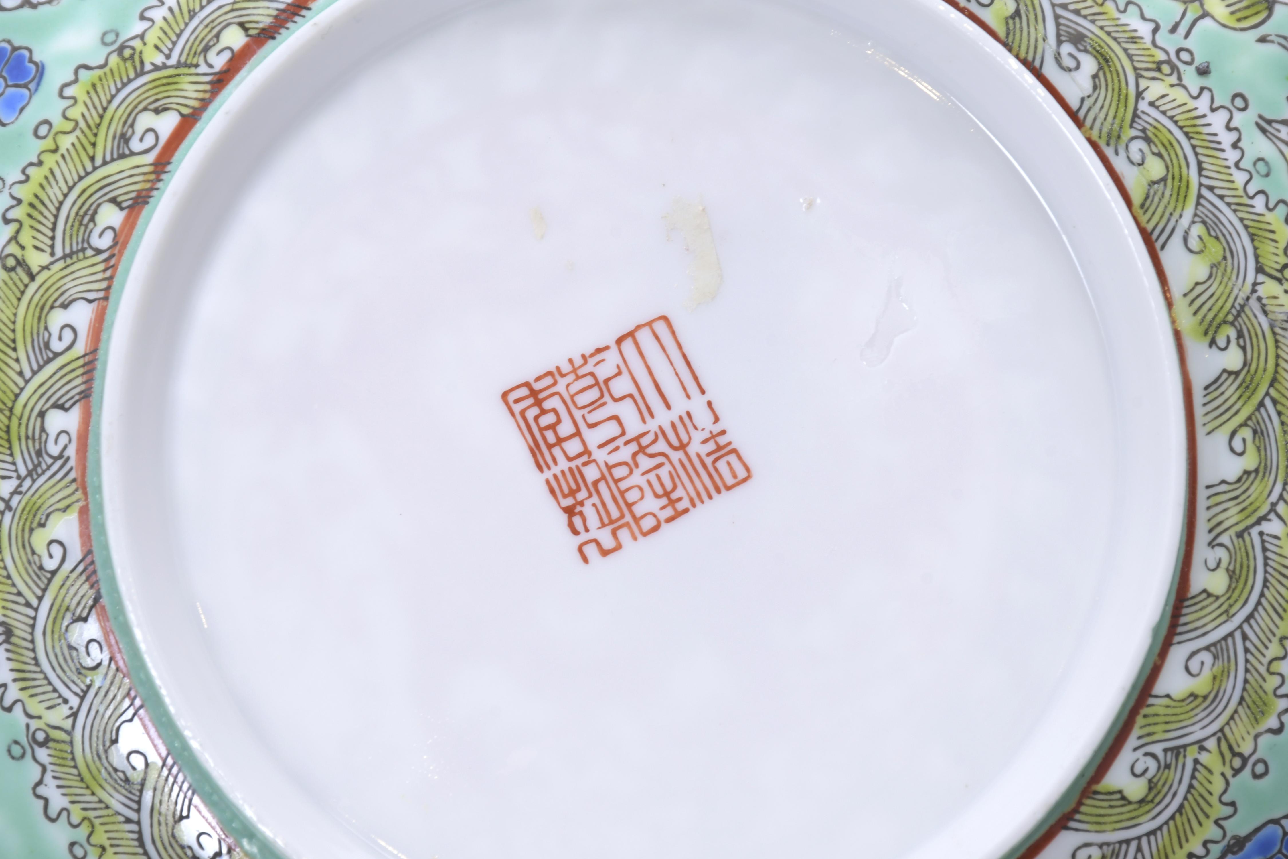ESCUELA CHINA, PPS. SIGLO XX. Pareja de boles en porcelana 