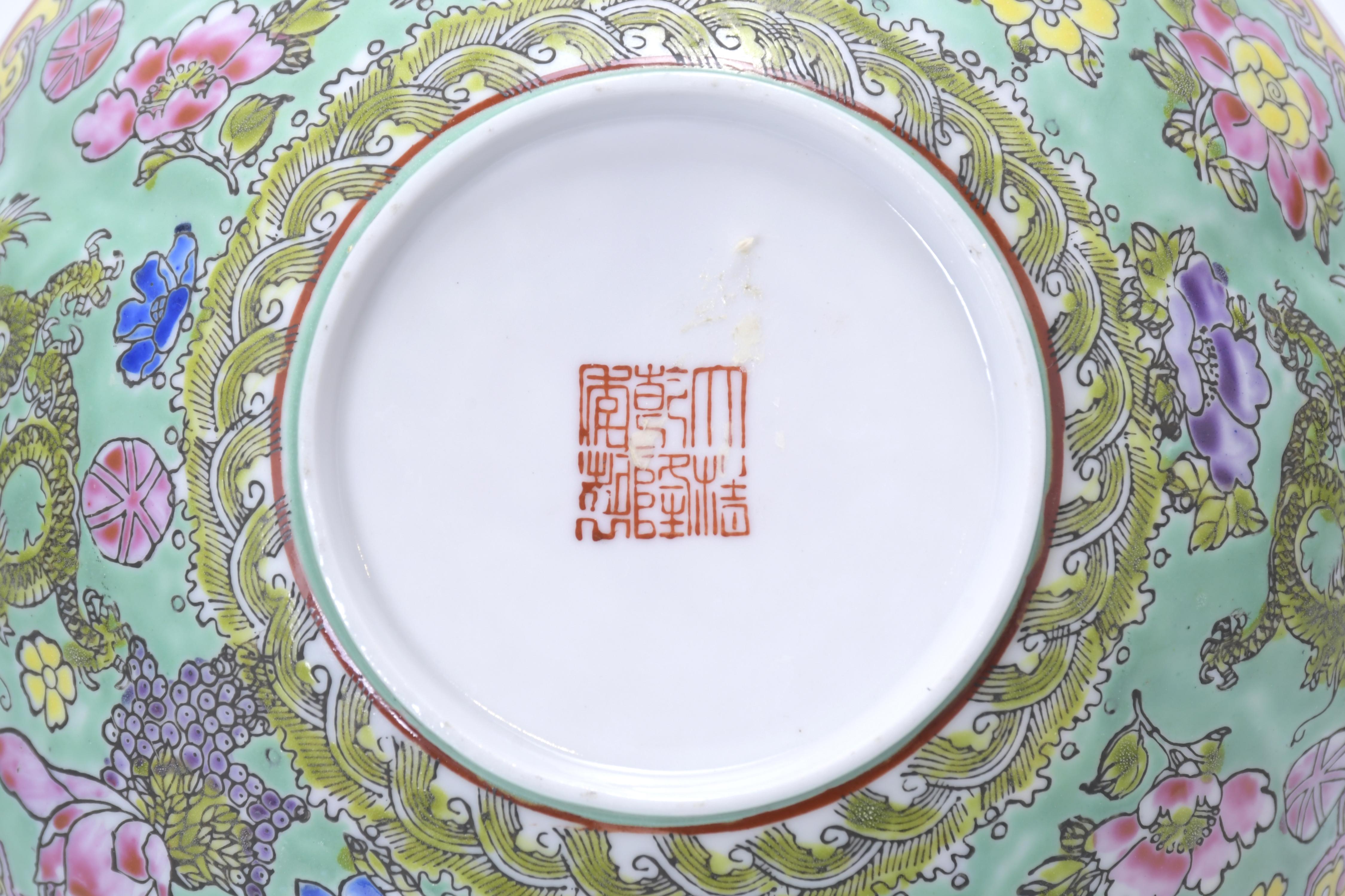 ESCUELA CHINA, PPS. SIGLO XX. Pareja de boles en porcelana 