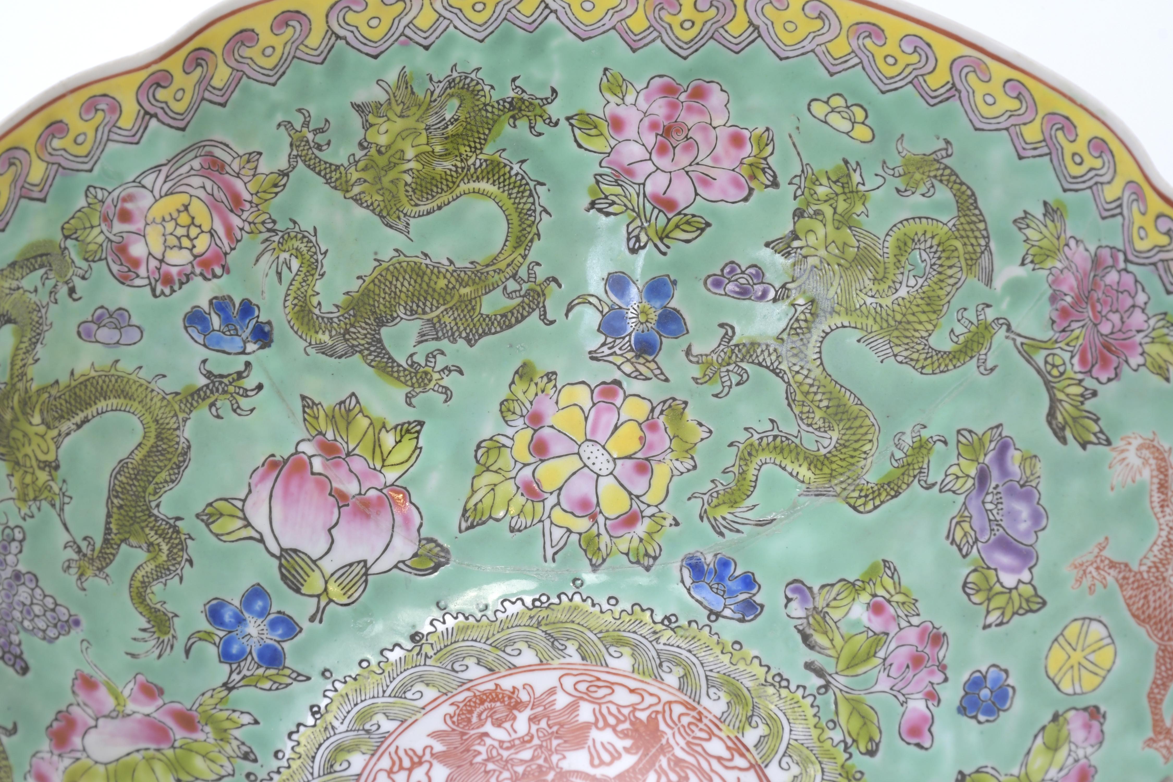 ESCUELA CHINA, PPS. SIGLO XX. Pareja de boles en porcelana 