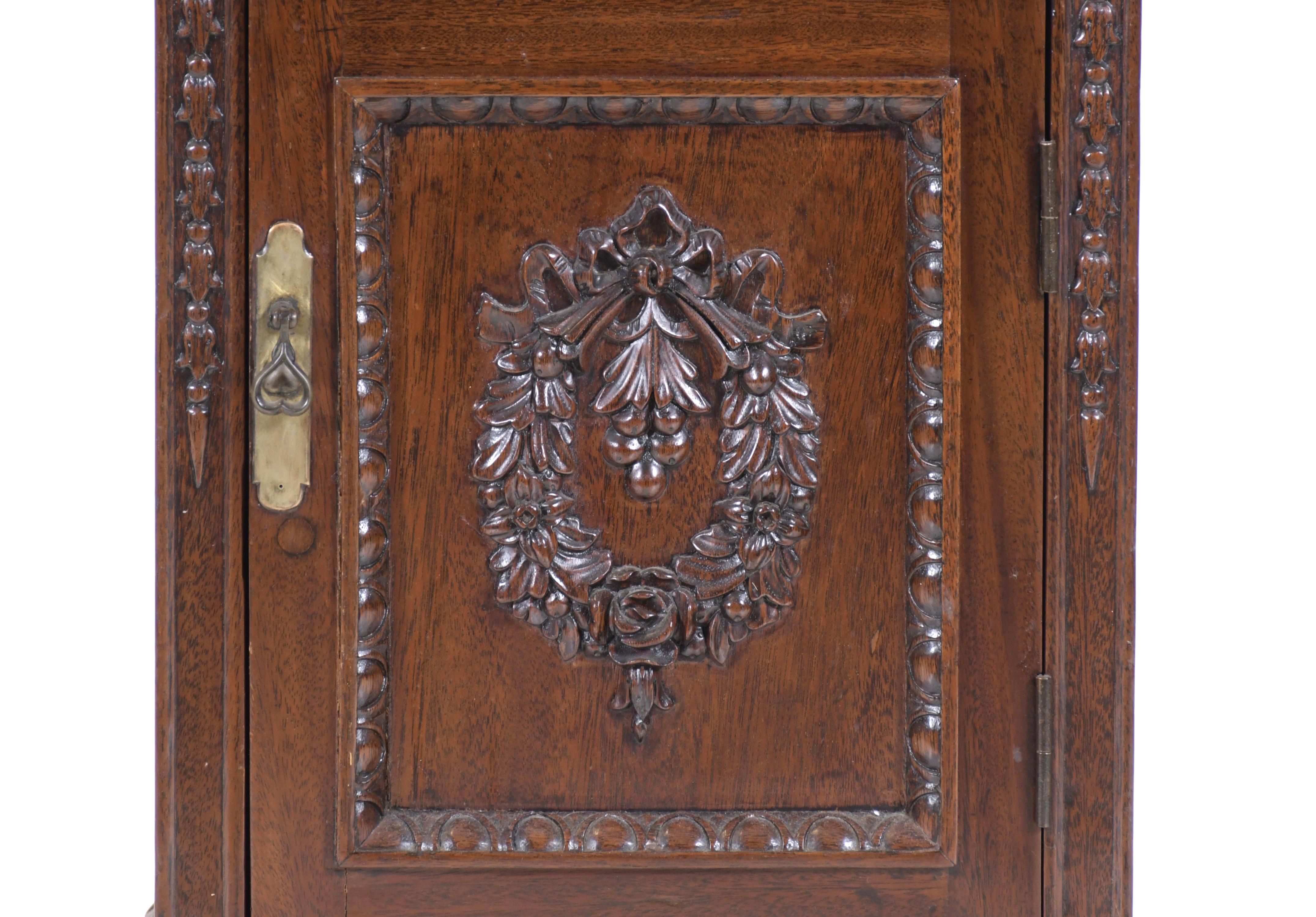 ESCUELA CHINA, SIGLO XX. Mueble auxiliar siguiendo modelos 