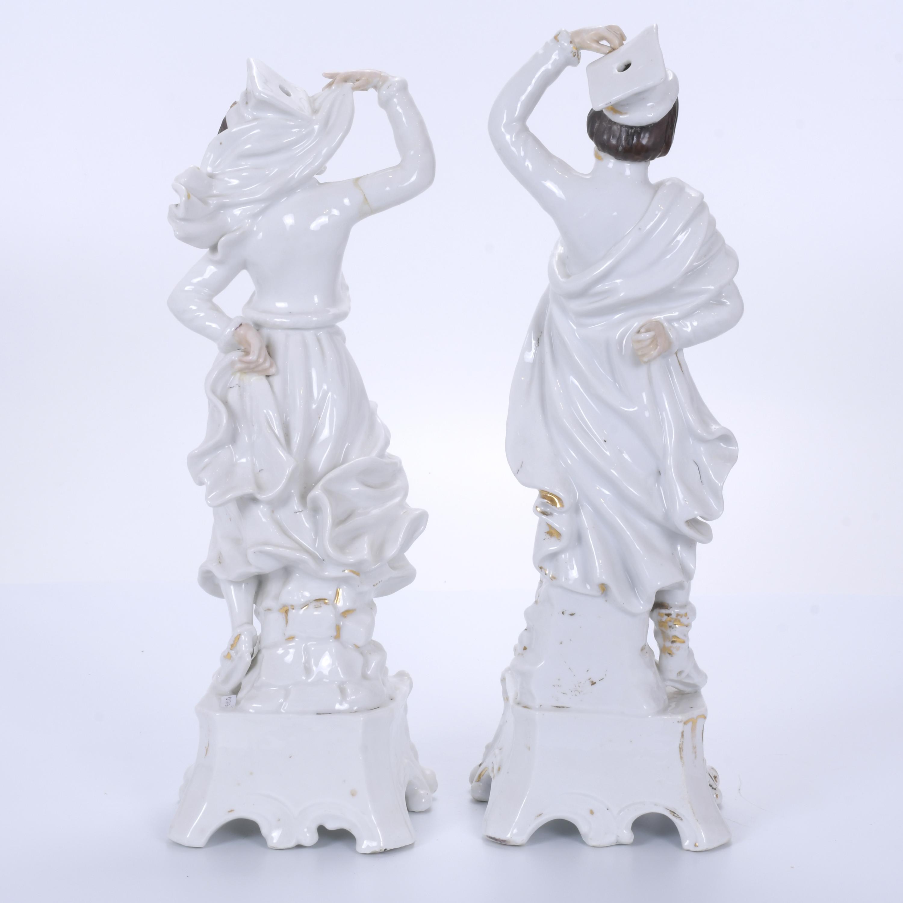 Pareja de picaflores isabelino en porcelana, siglo XX. 