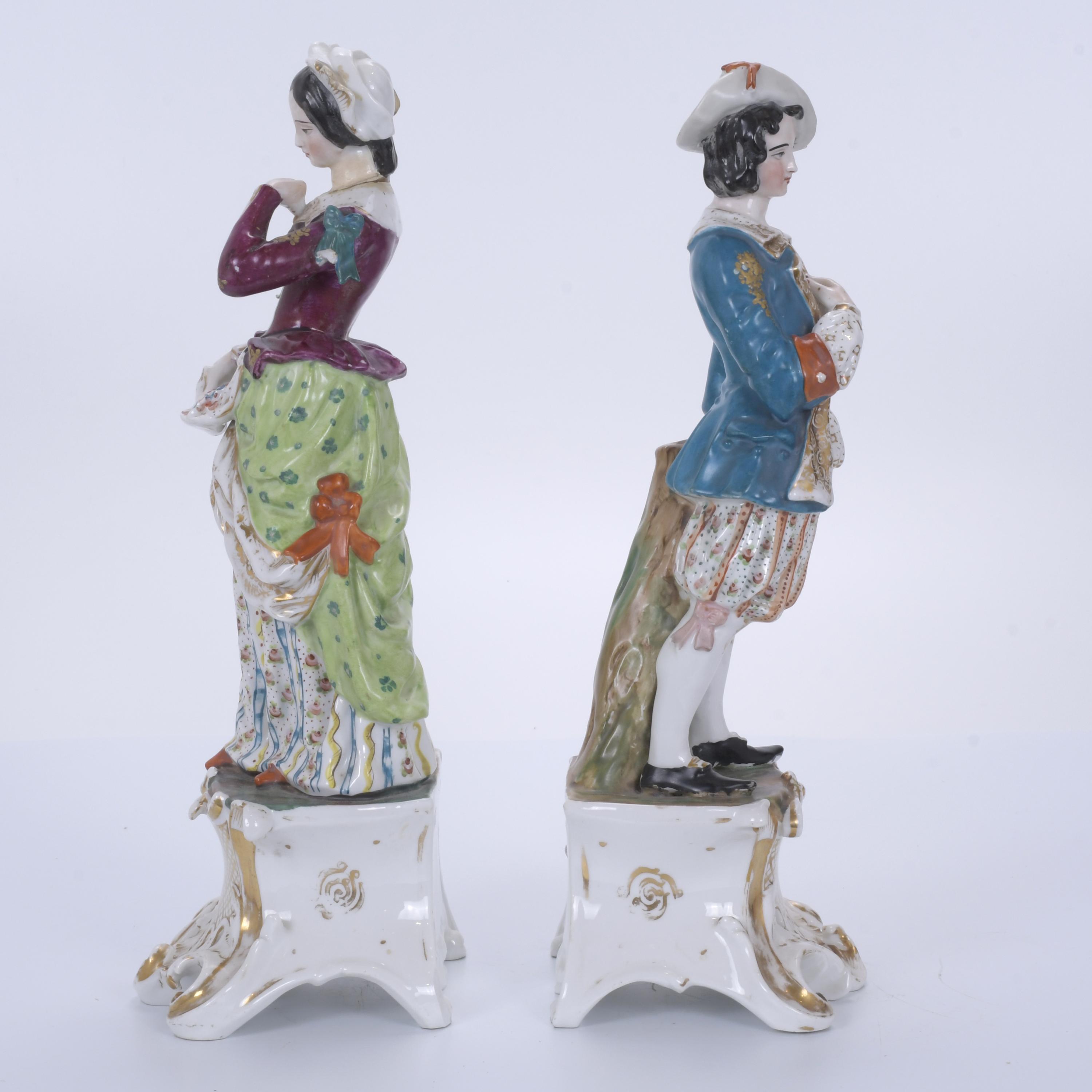 Pareja de figuras en porcelana Napoleón III, siglo XIX. 