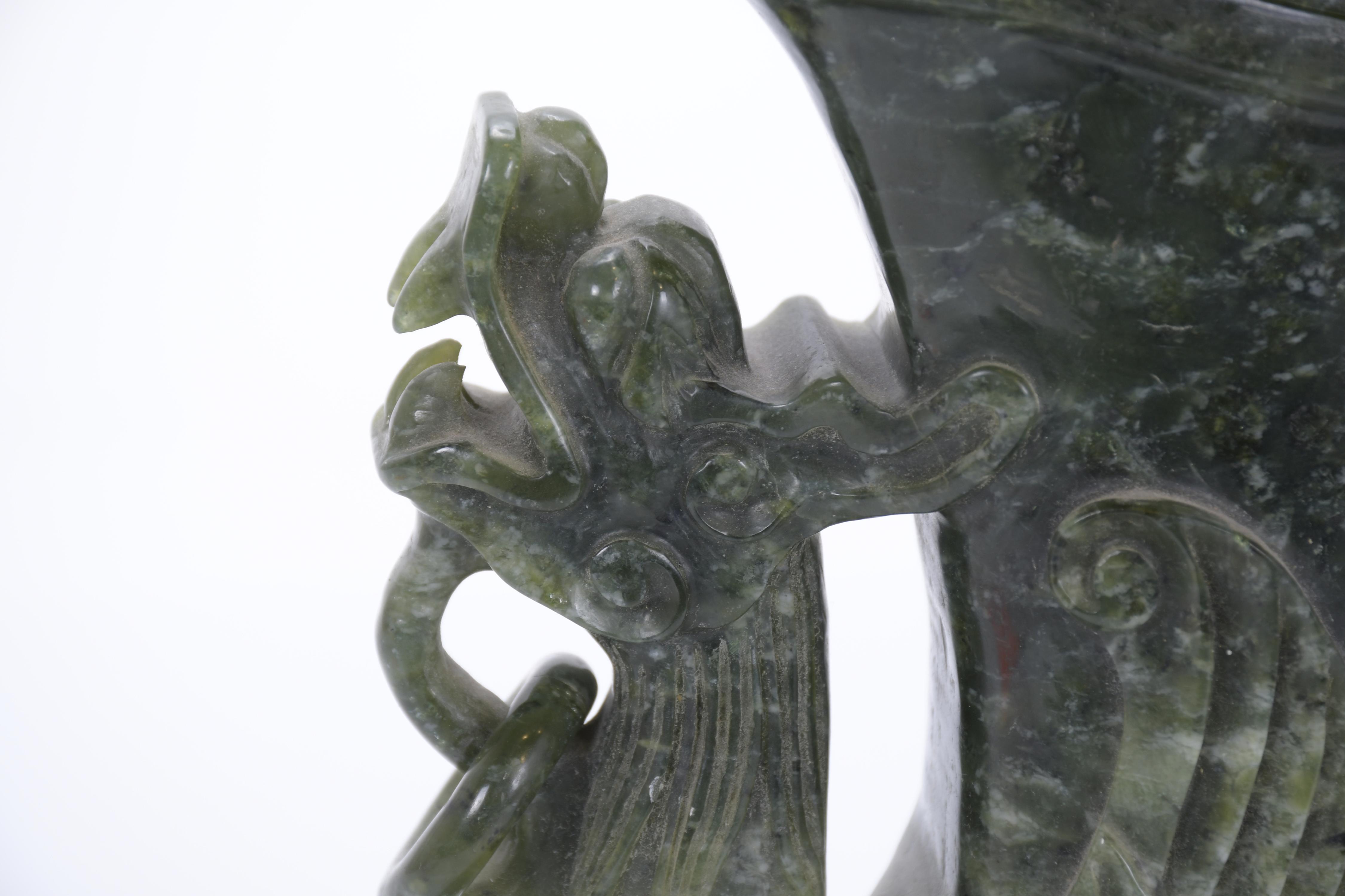 ESCUELA CHINA, SIGLO XX. FIGURA DE DRAGÓN EN JADE.