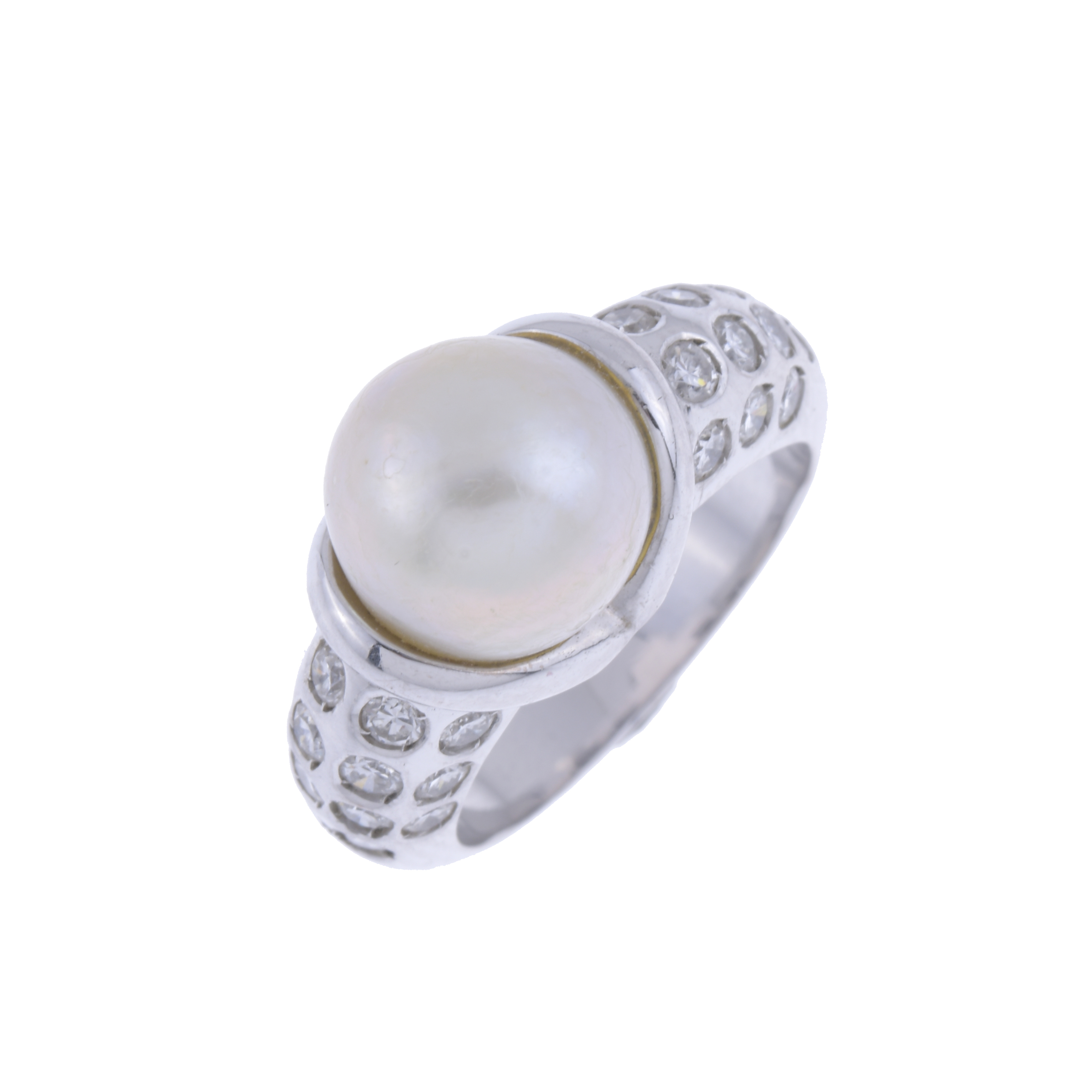 Anillo con perla y diamantes.