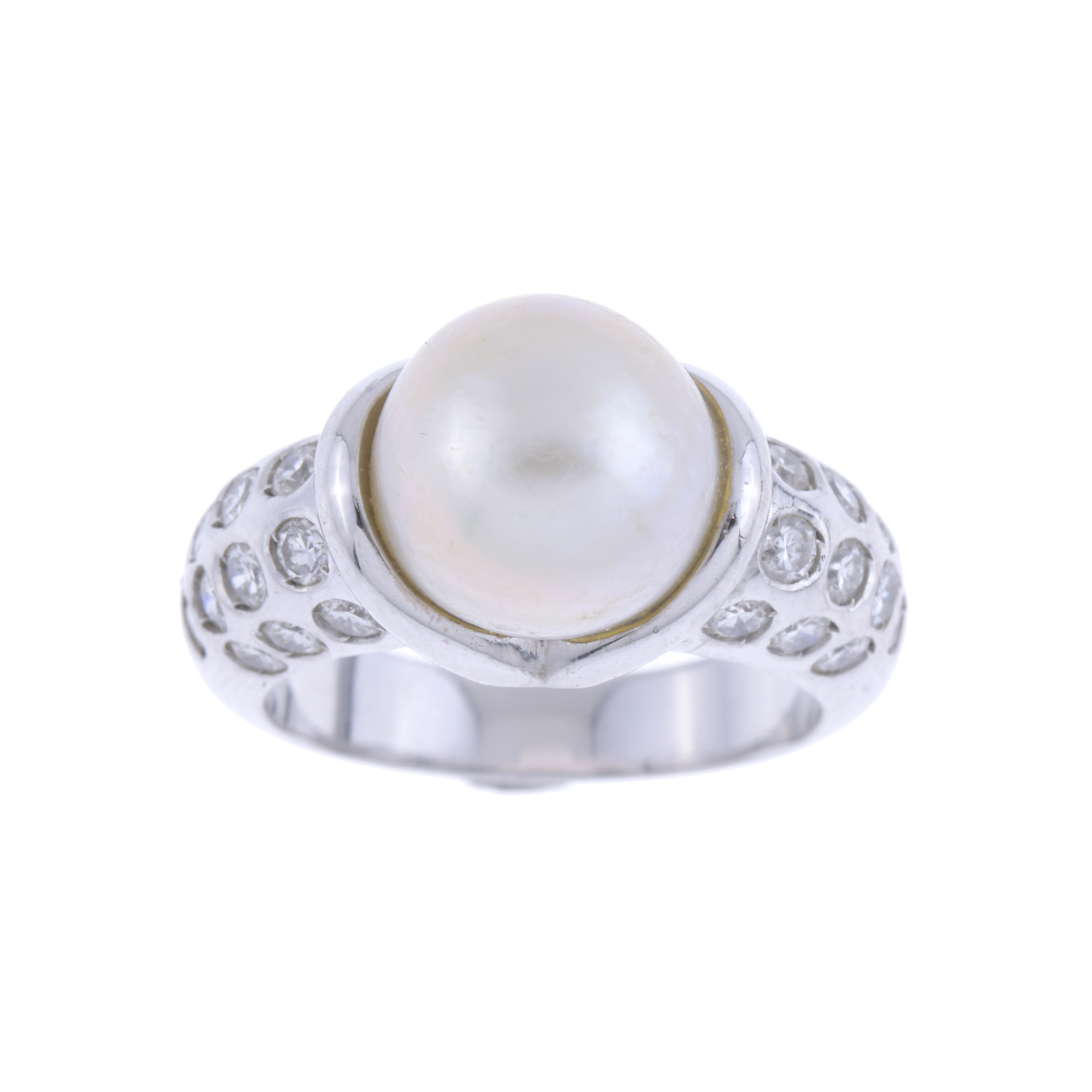 Anillo con perla y diamantes.
