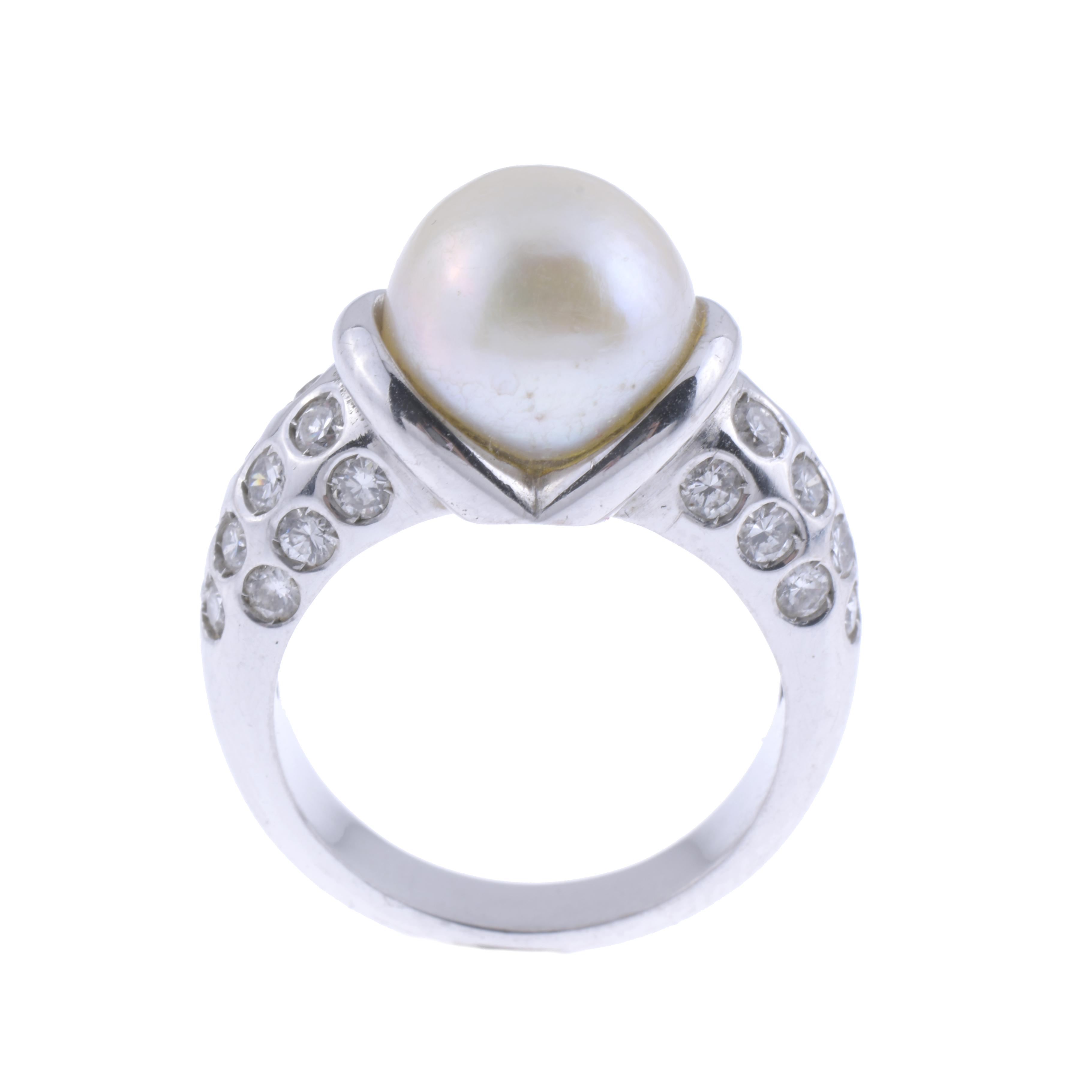 Anillo con perla y diamantes.