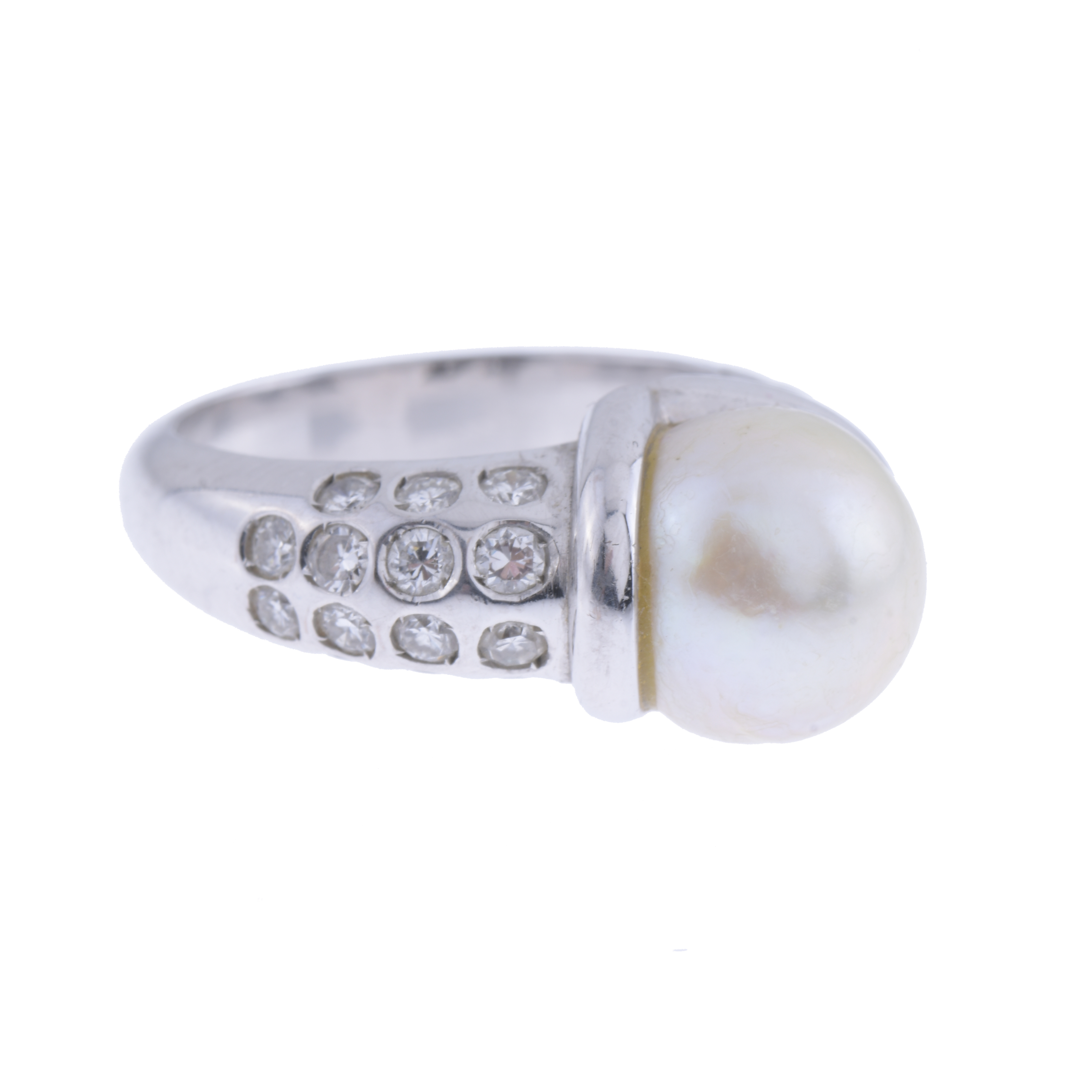 Anillo con perla y diamantes.