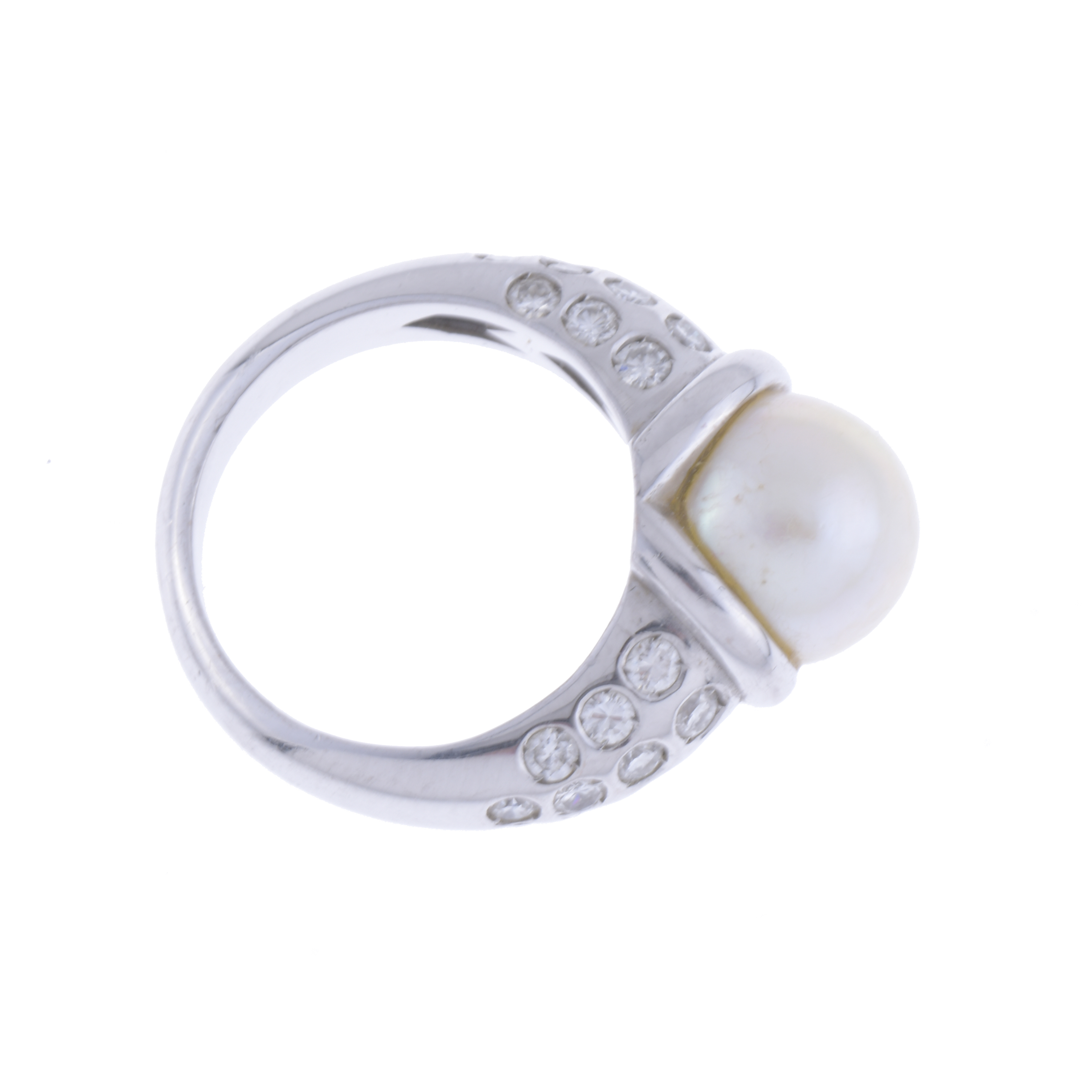 Anillo con perla y diamantes.