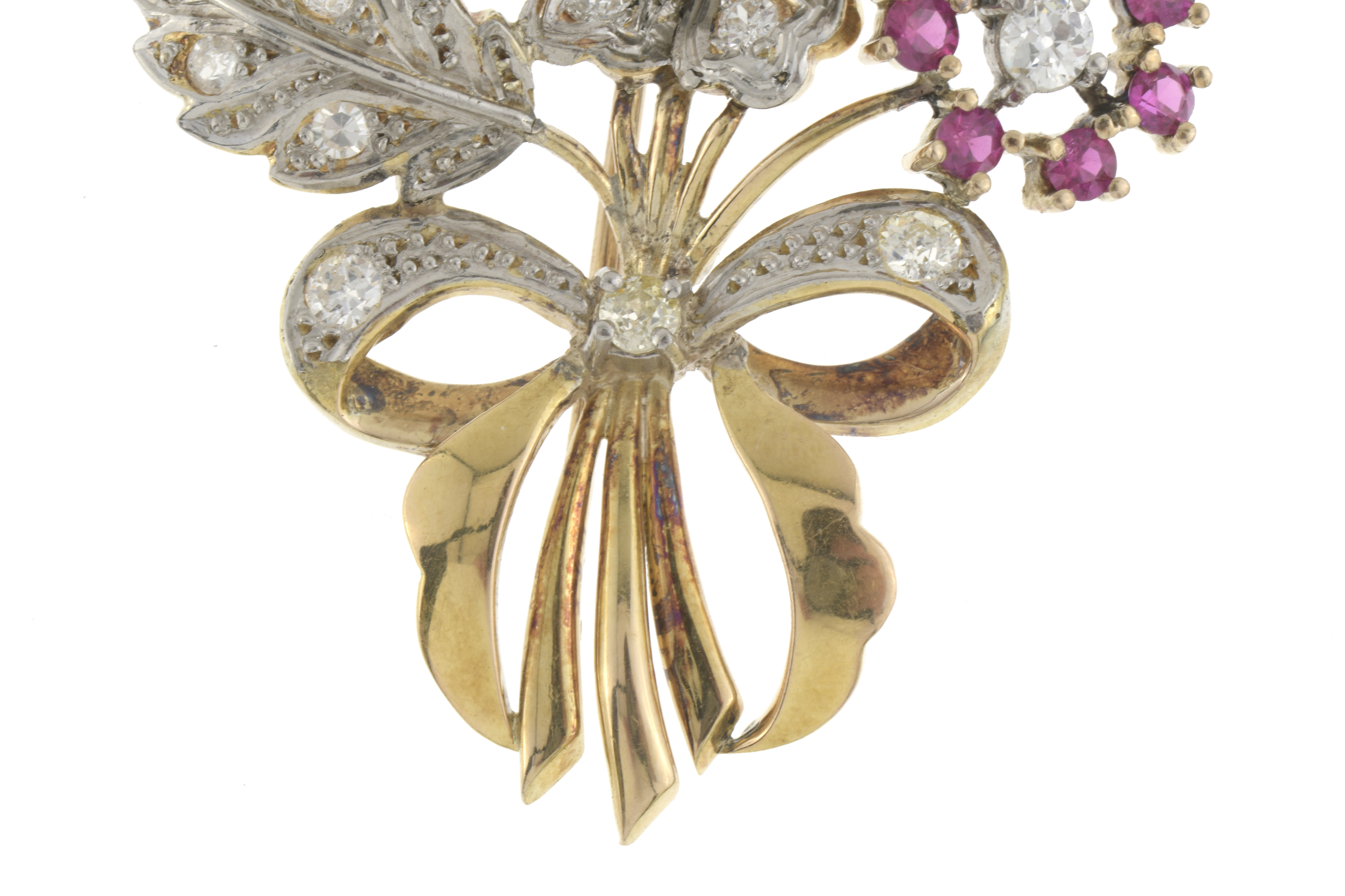 BROCHE FLORAL CON PEDRERÍA. 