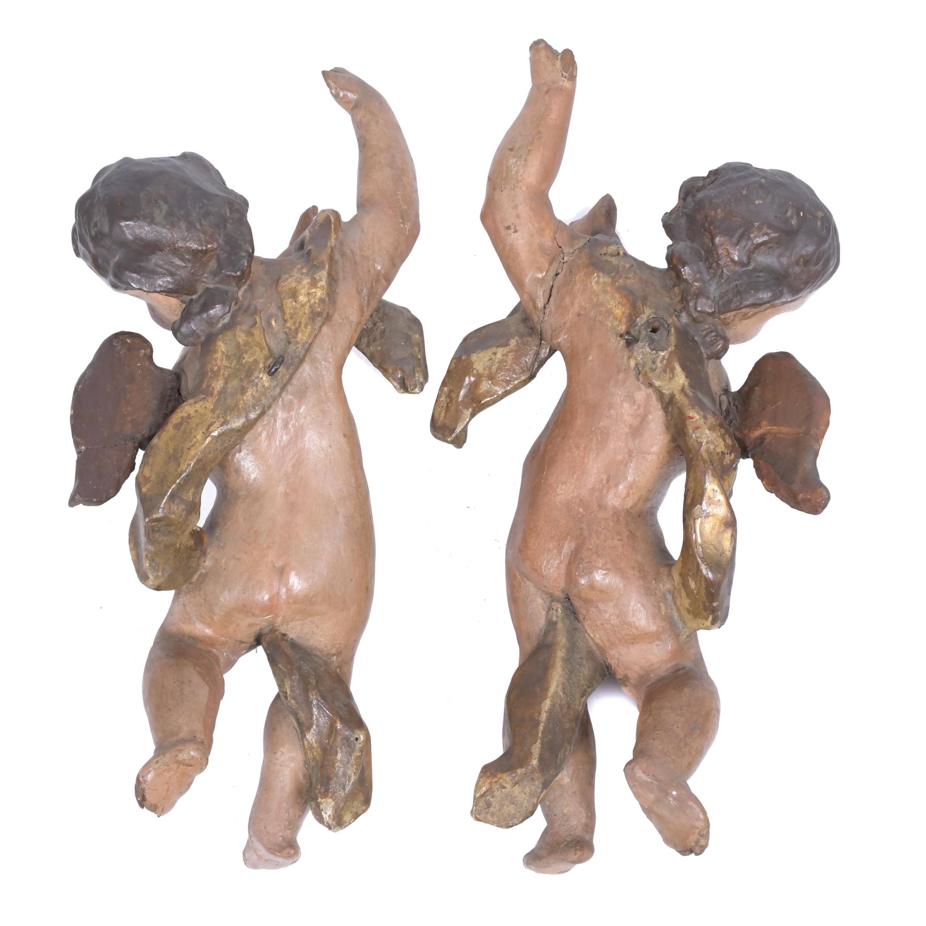 PAREJA DE PUTTI EN TALLA POLICROMADA, MED. SIGLO XX.