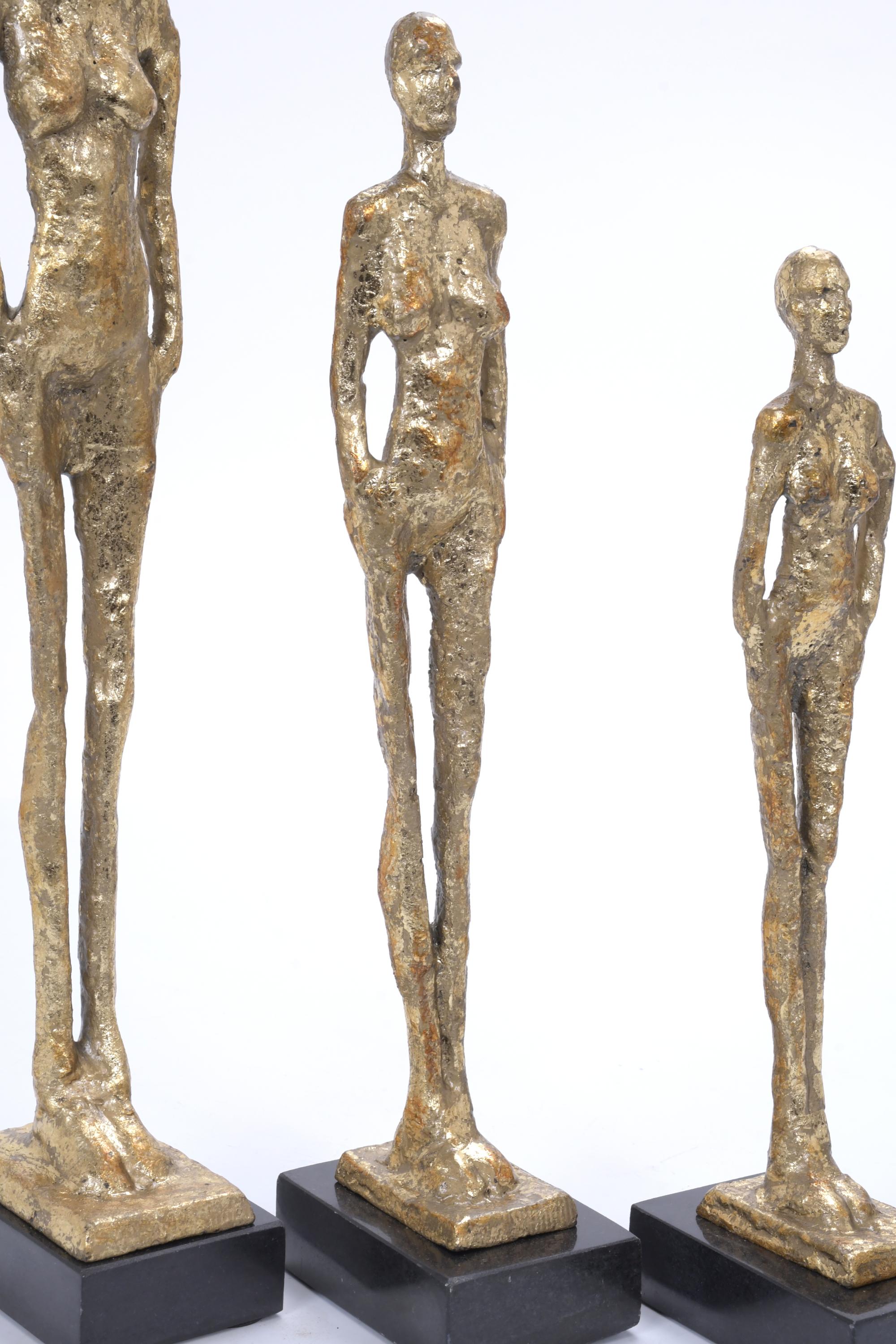 TRES FIGURAS SIGUIENDO MODELOS DE GIACOMETTI.