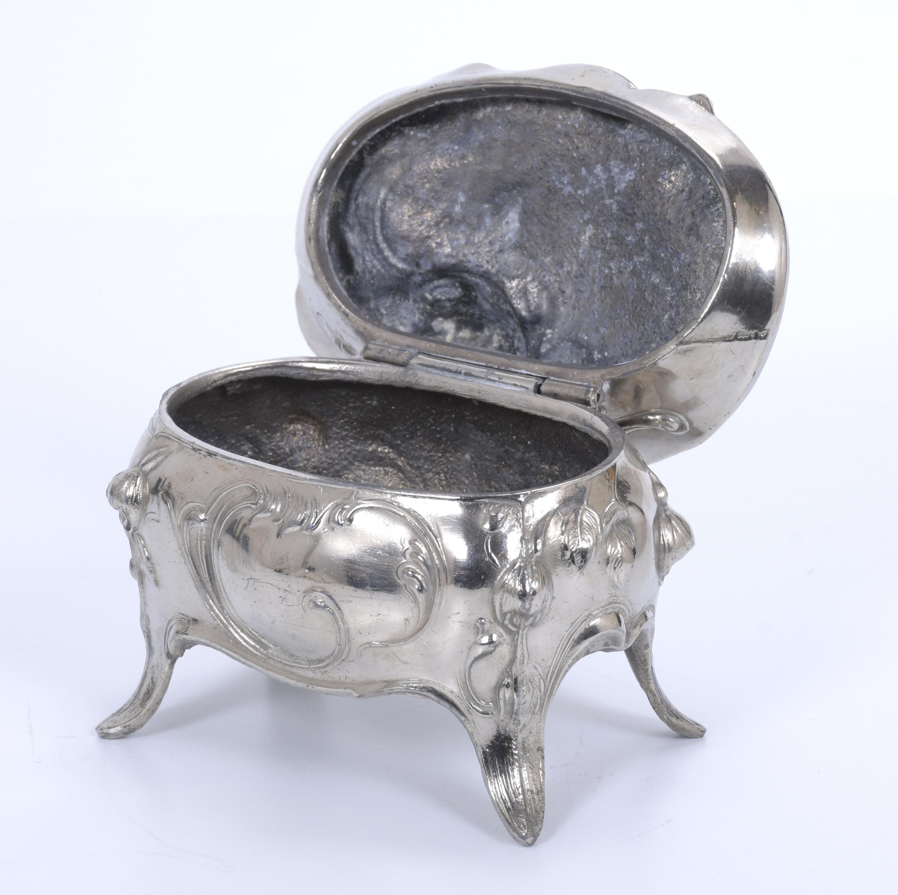 Cajita de tocador argentina Art Nouveau, circa 1900.