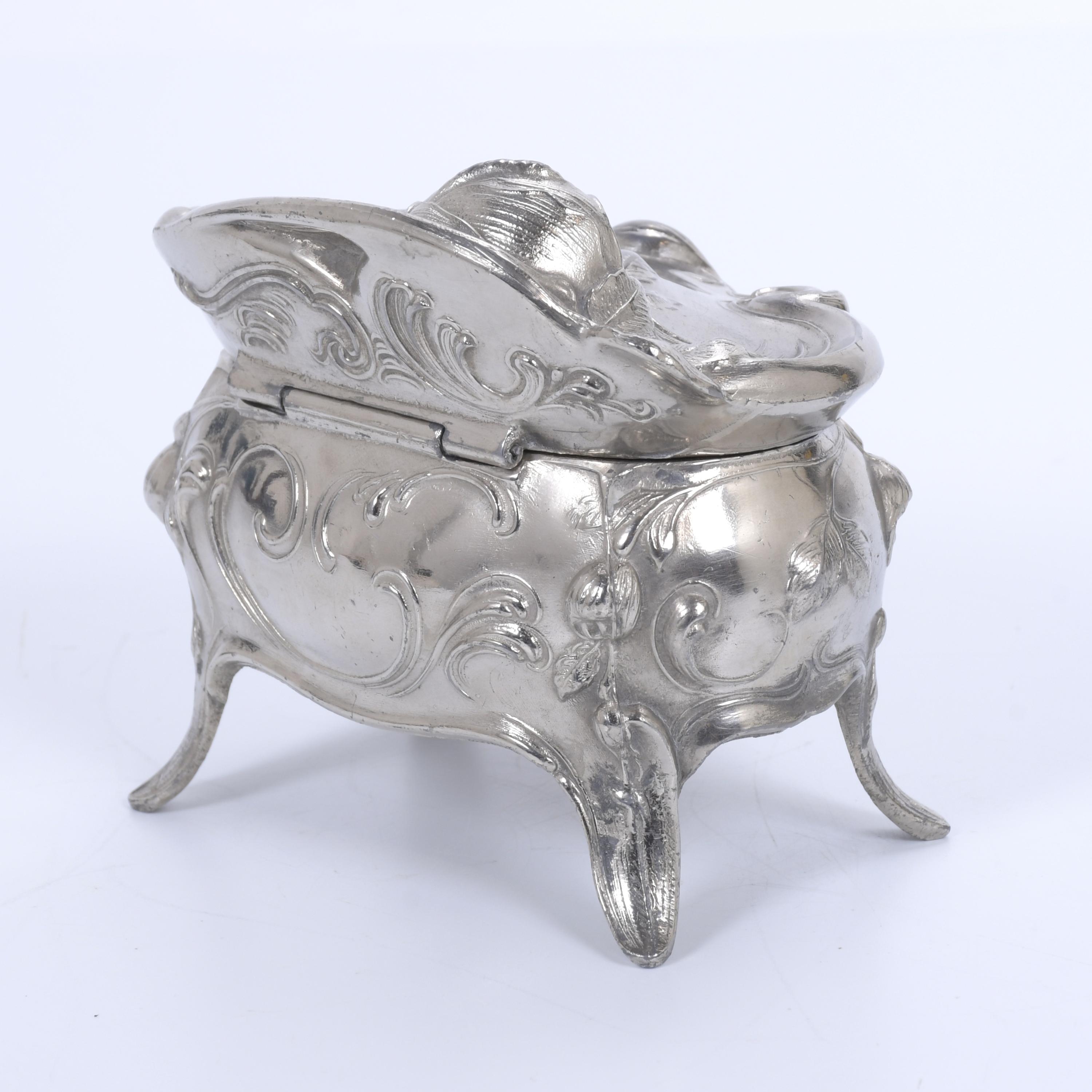 Cajita de tocador argentina Art Nouveau, circa 1900.