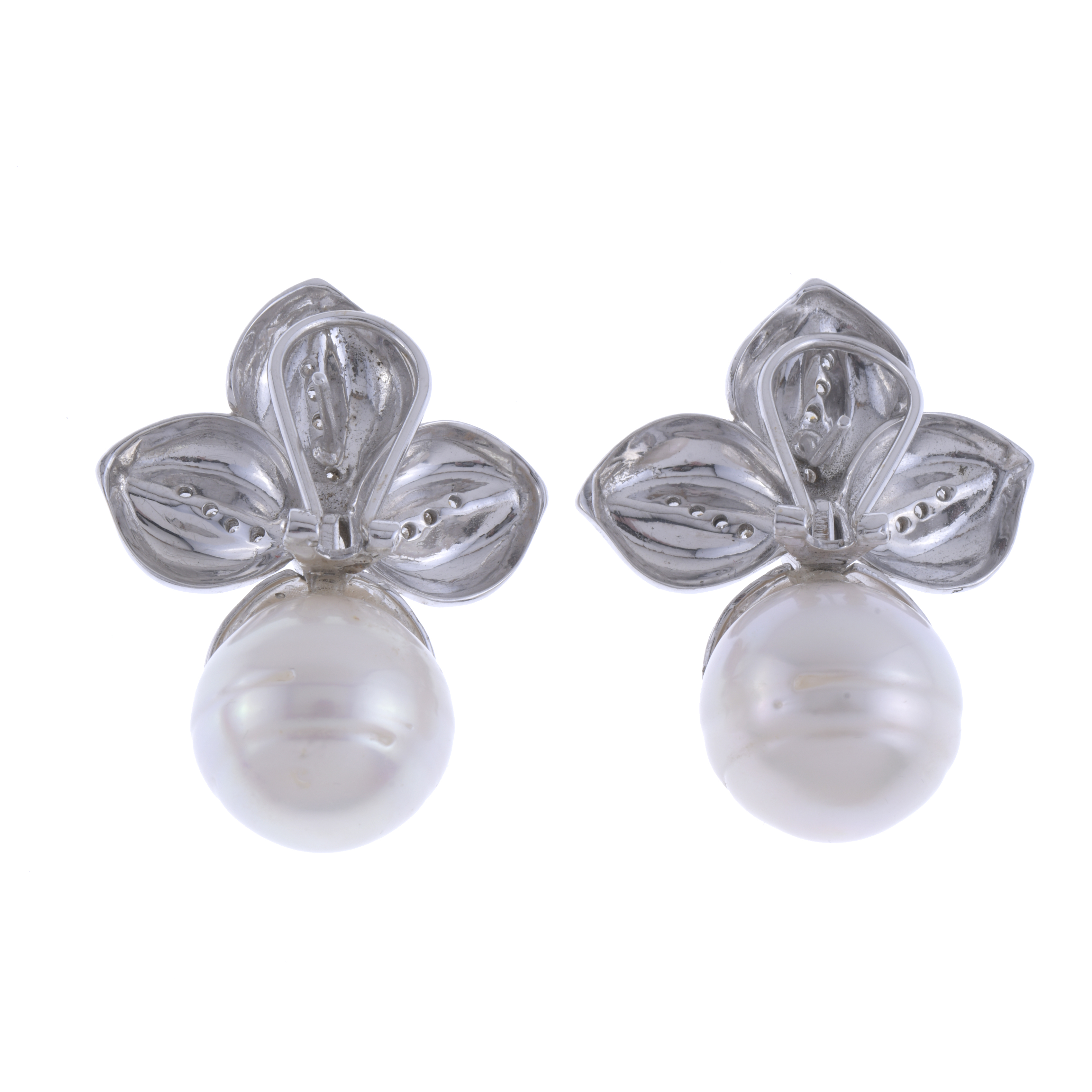 PENDIENTES CON PERLA AUSTRALIANA Y DIAMANTES.